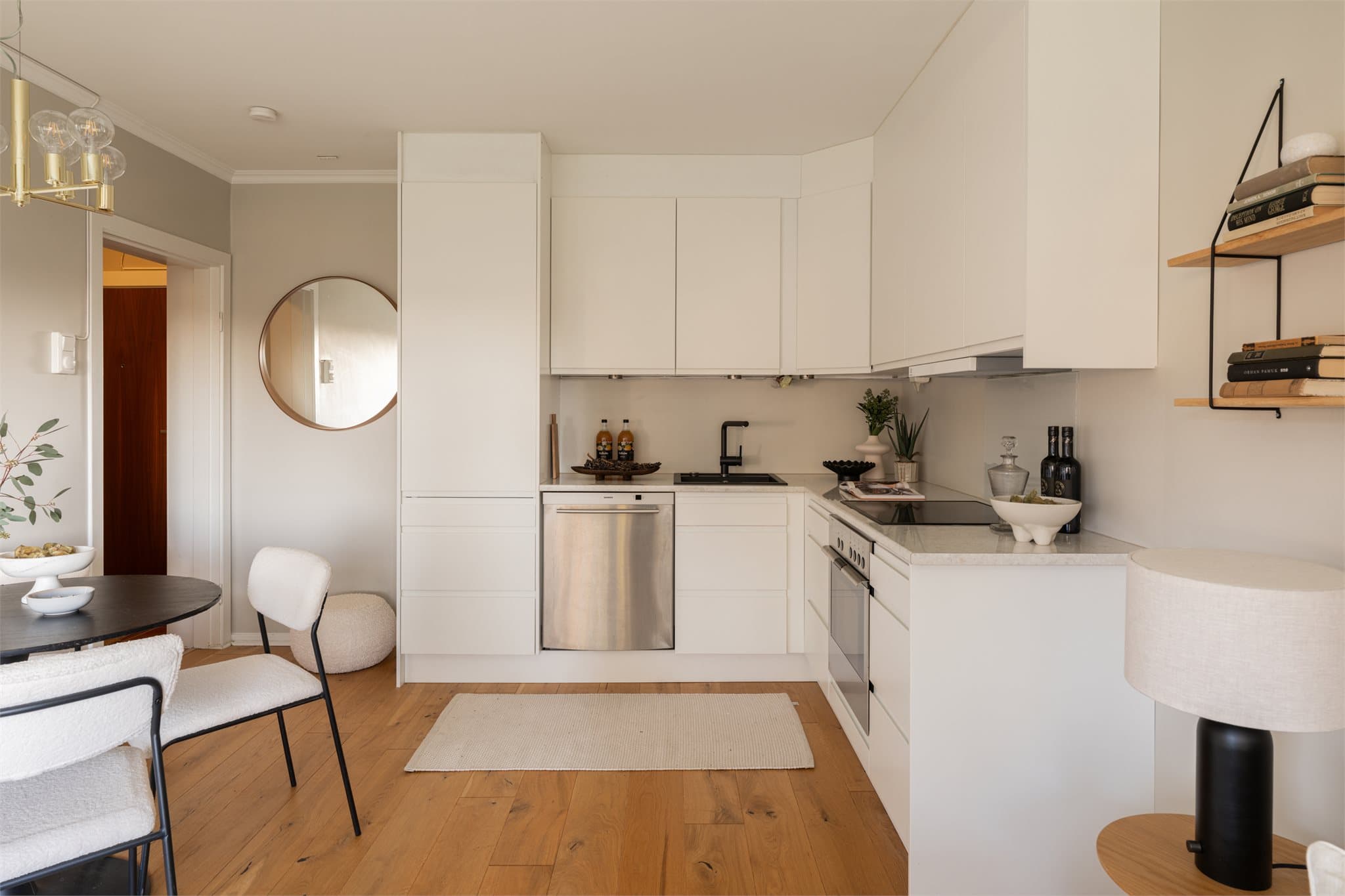 Et Lekkert og delikat kjøkken med integrert kjøl- /fryseskap, platetopp, stekeovn, kjøkkenvifte og nisje for oppvaskmaskin. Oppvaskmaskinen samt integrerte hvitevarer medfølger.