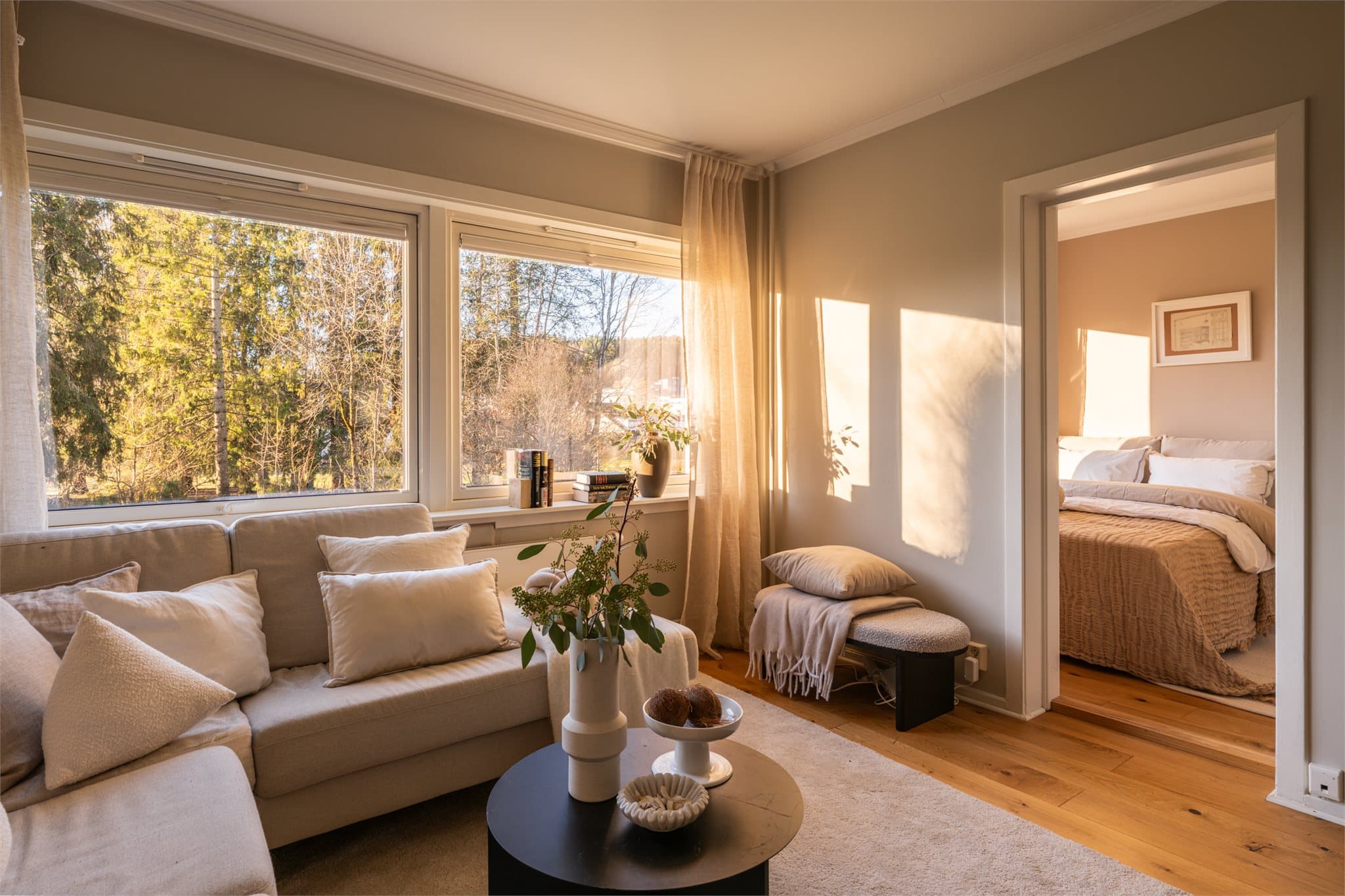 Boligen varmes opp med radiatorer så her har du en lun og jevn temperatur gjennom de kalde årstidene.