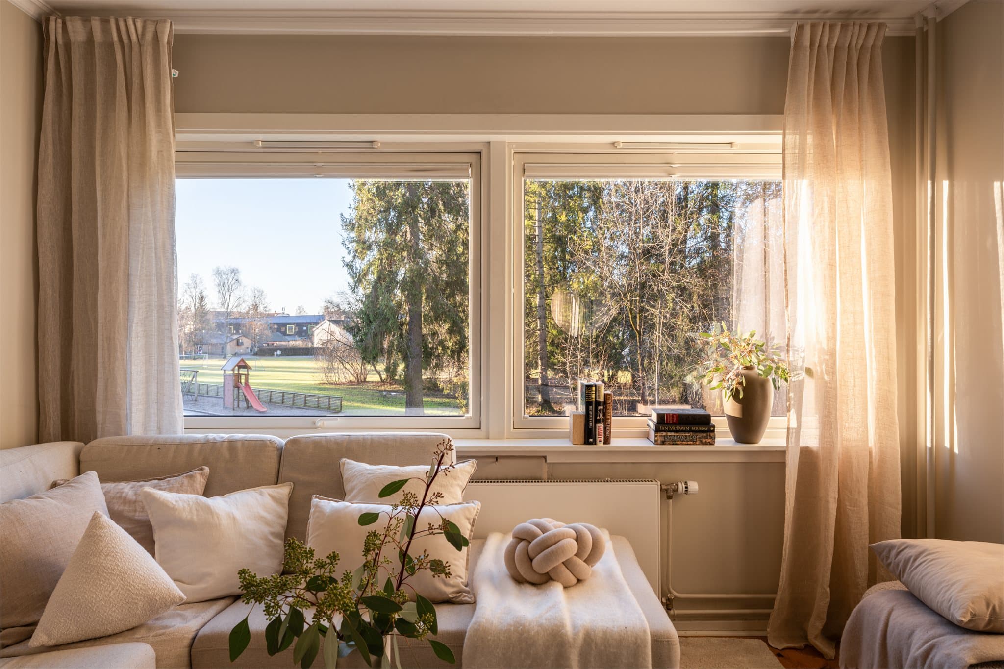 En lekker og lys 2-roms med fantastisk beliggenhet rett ut mot parken.