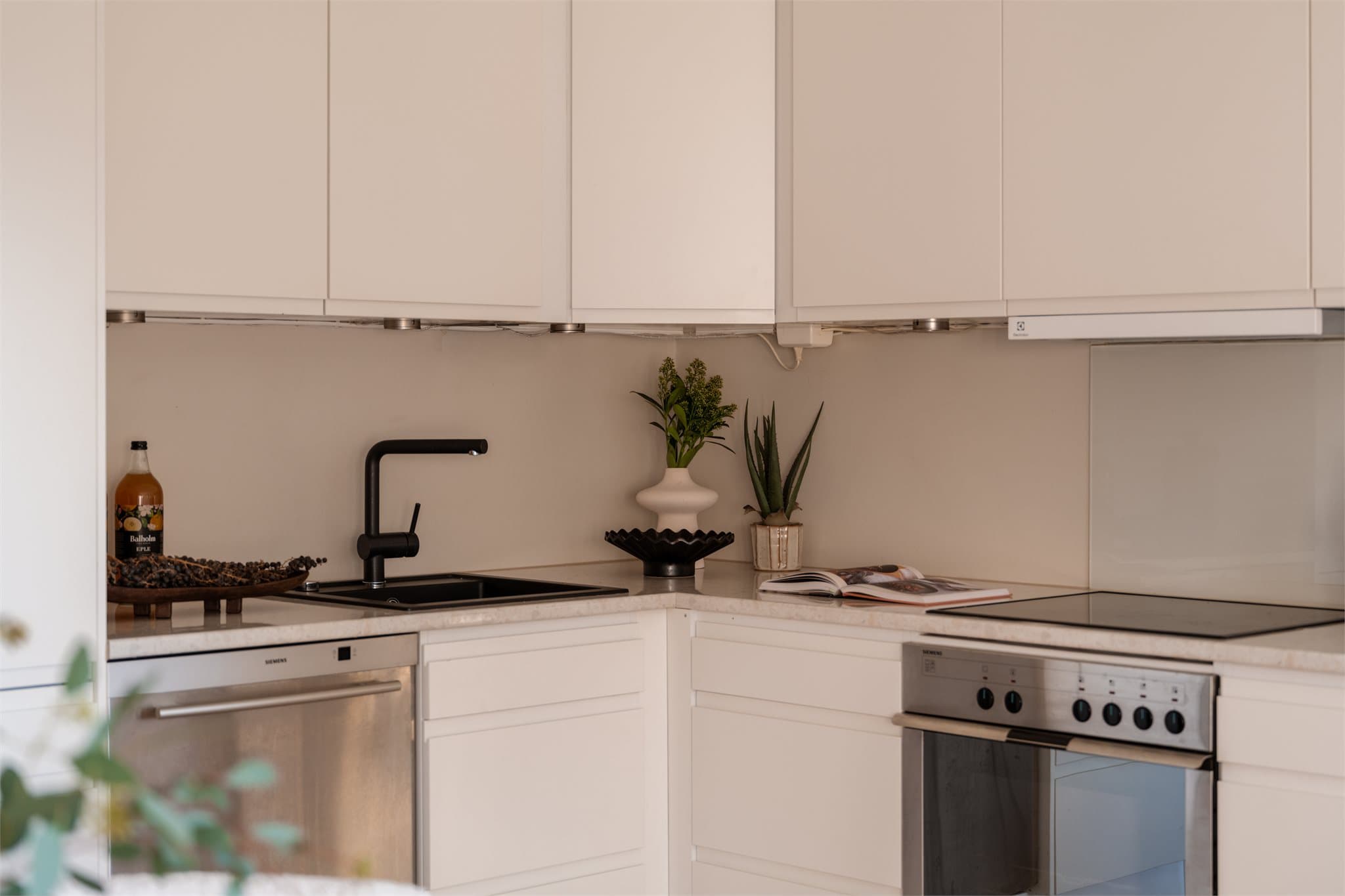 Hvitevarene er fra Siemens.