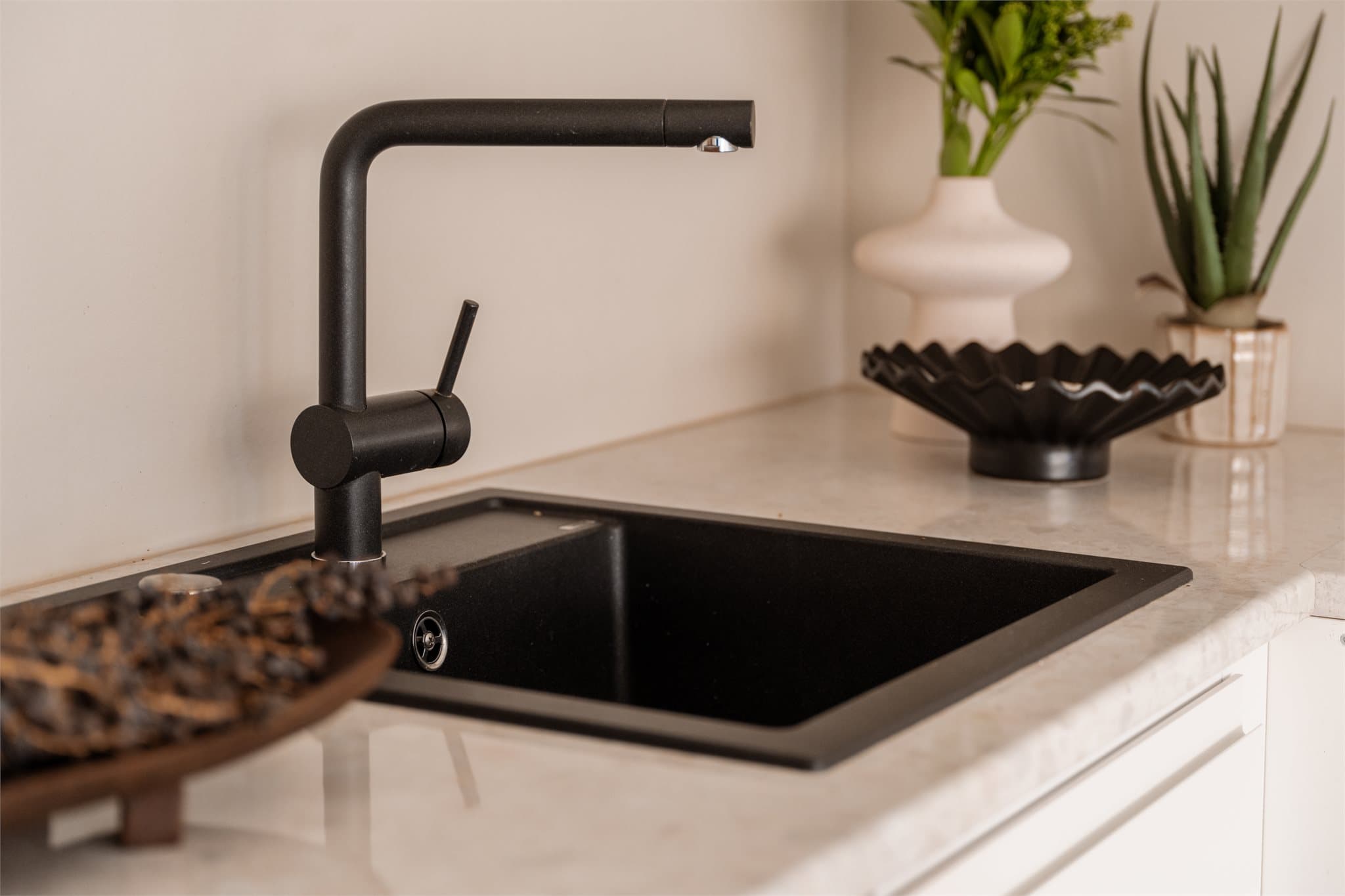 Kjøkkenet har god benke- og skapplass så her er alt tilrettelagt for hyggelige middagsselskaper.