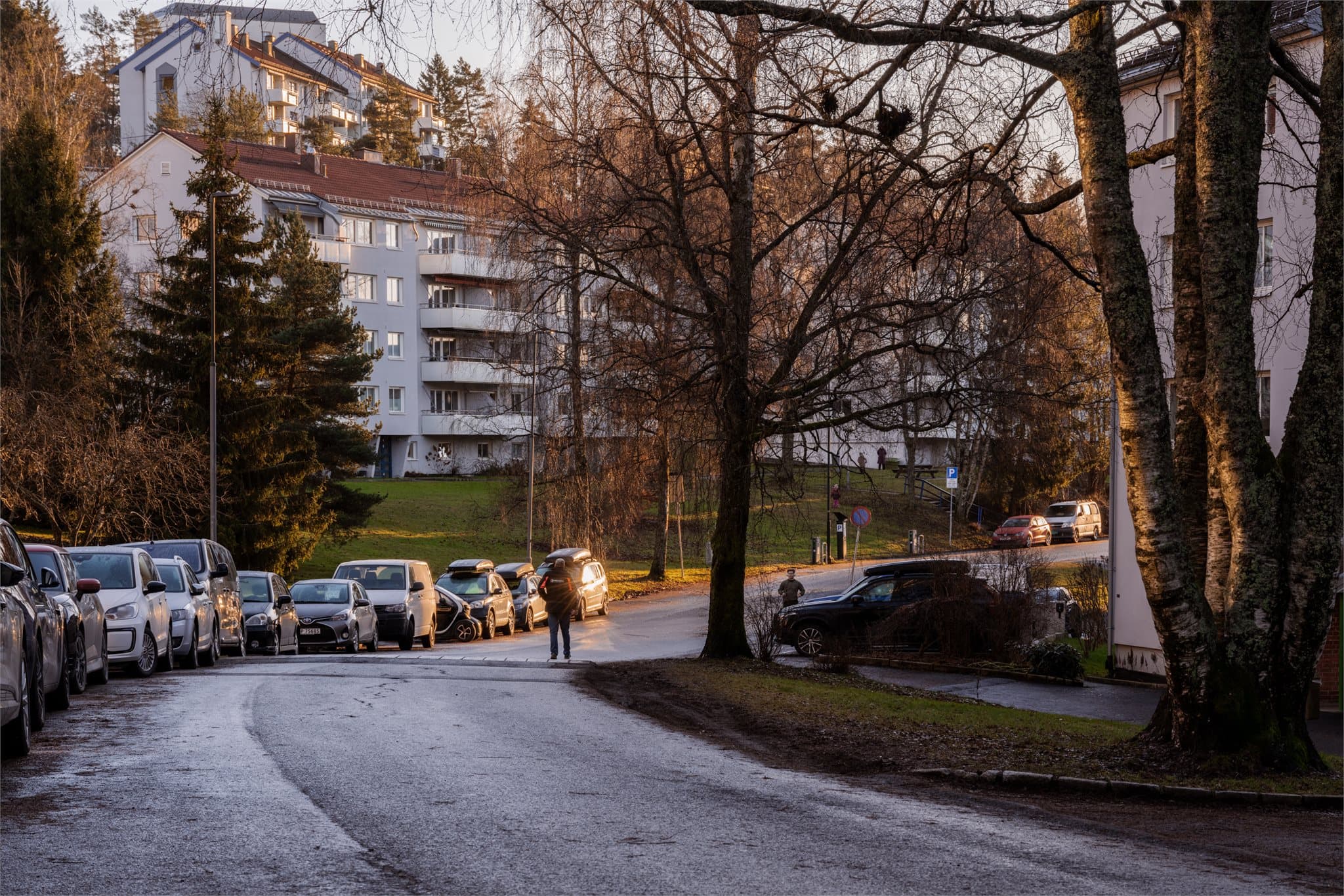 Parkering i gata rett utenfor.