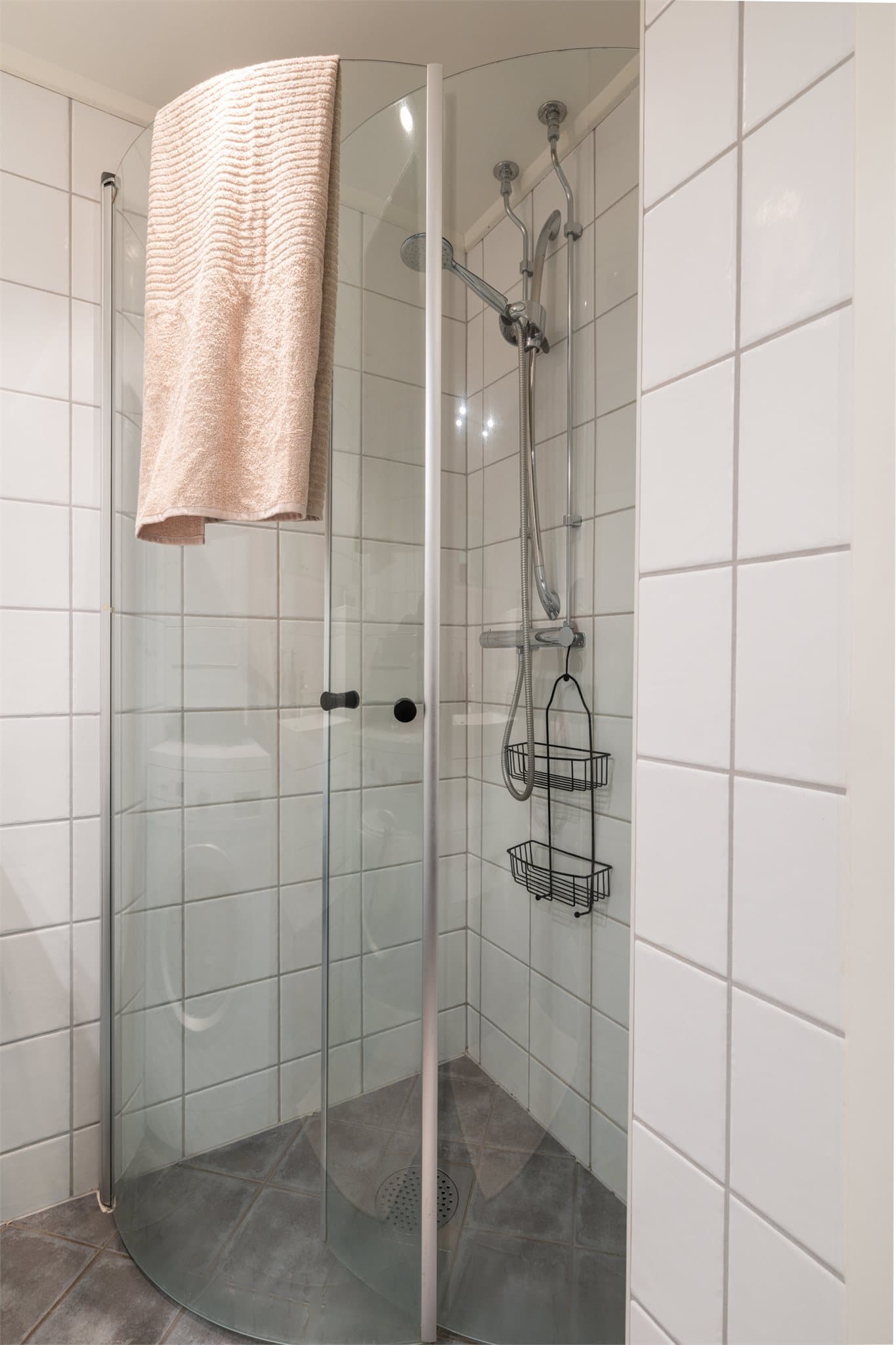 Dusjnisje bak innfellbare dusjdører.