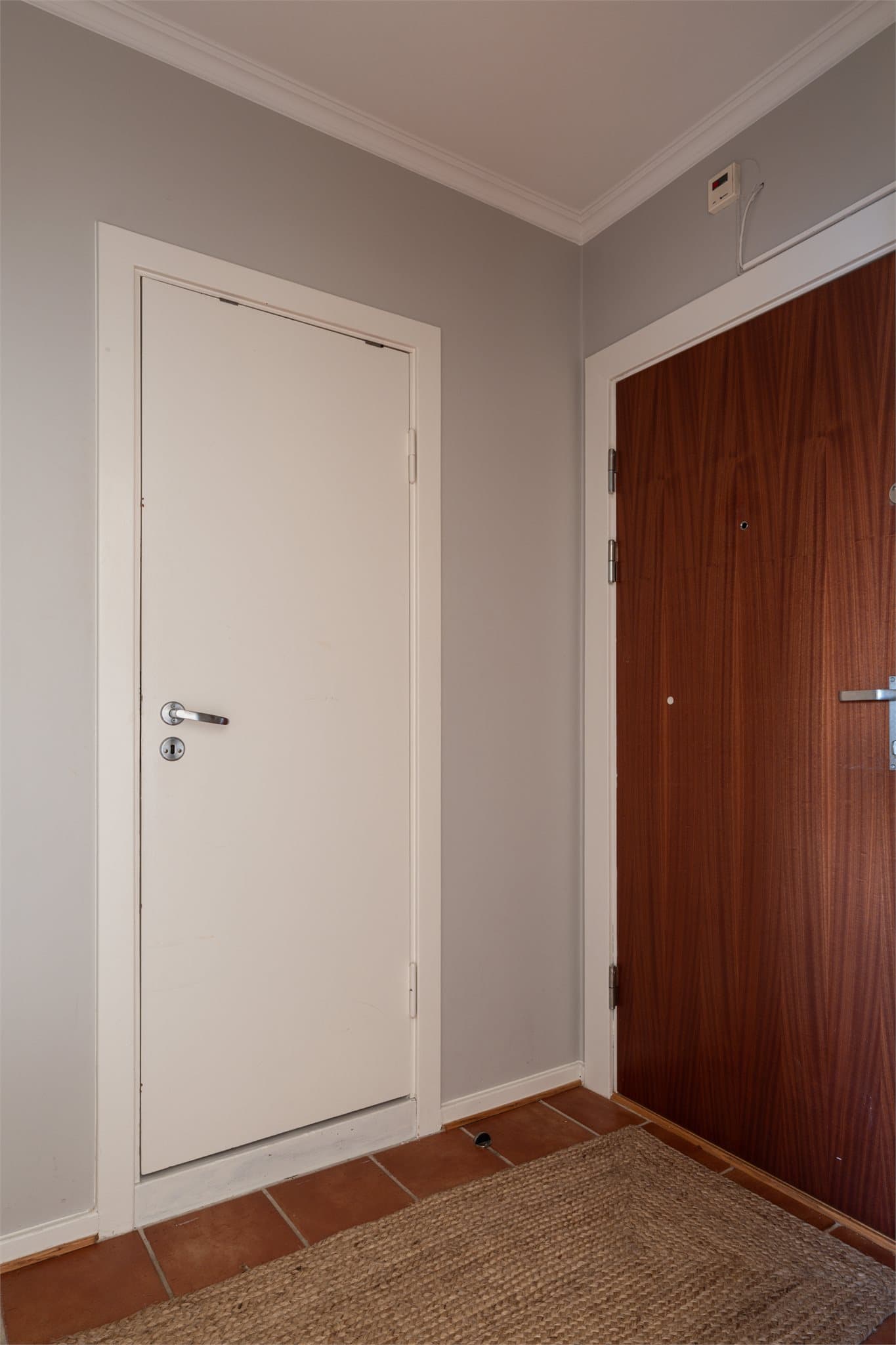 En romslig entré med direkte tilgang til innvendig bod.