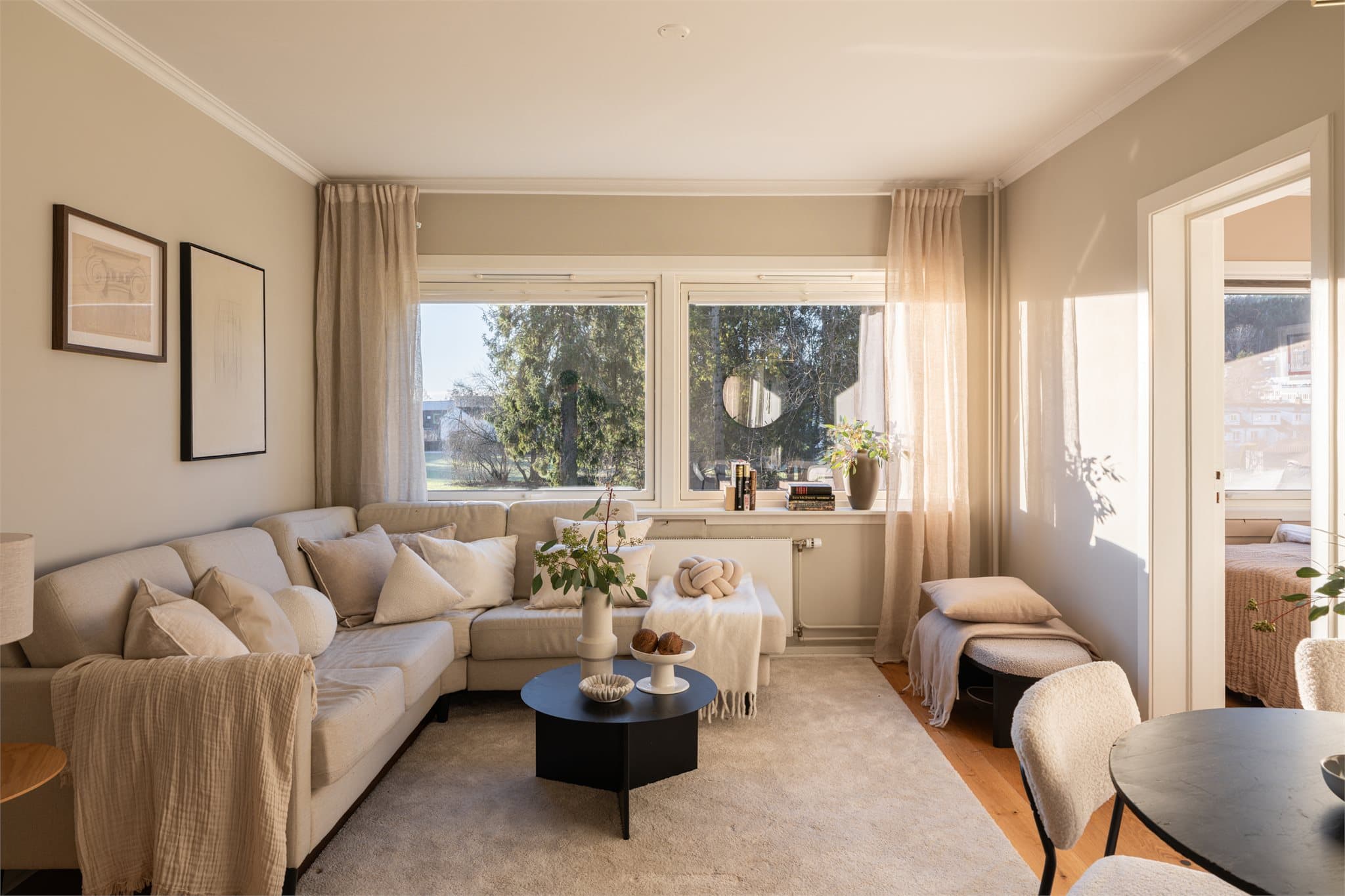 Boligen har en romslig stue med god plass til stor sofa i eget hjørne og naturlig plass for TV om ønsket.