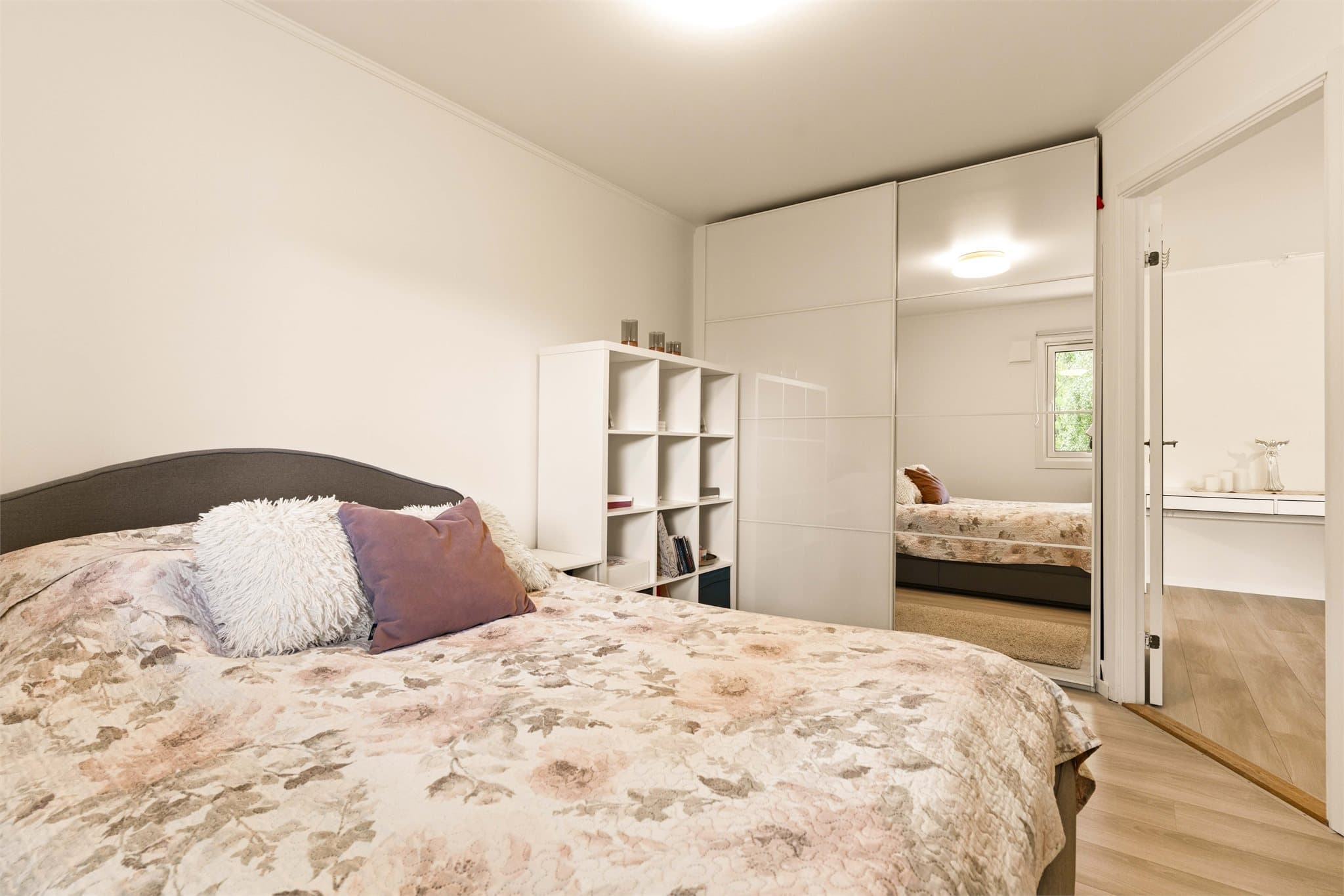 Det er satt inn skyvdørsgarderobe på soverommet.