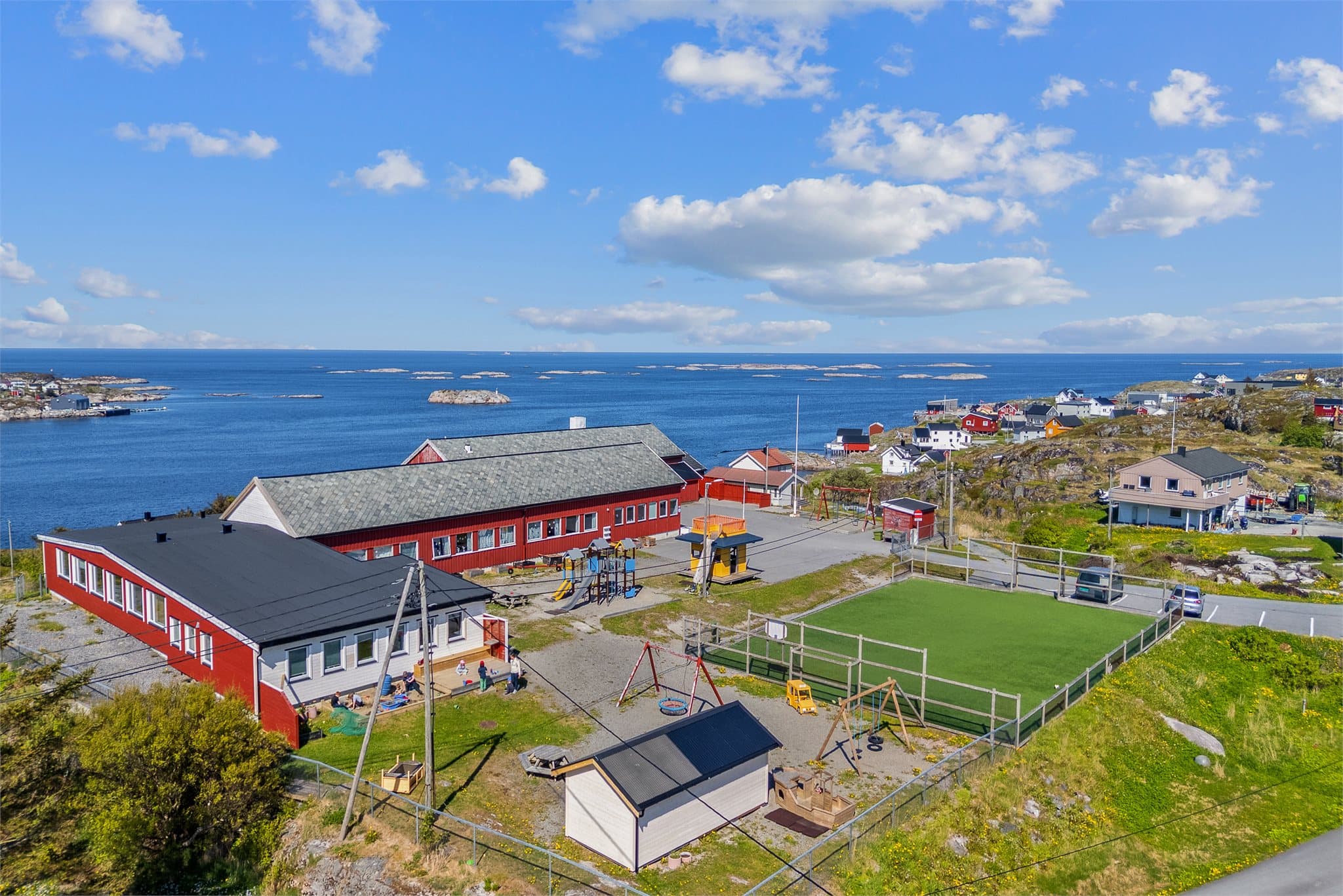 Her bor man i et rolig og barnevennlig område med ballbinge og Mausund oppvekstsenter like ved.
