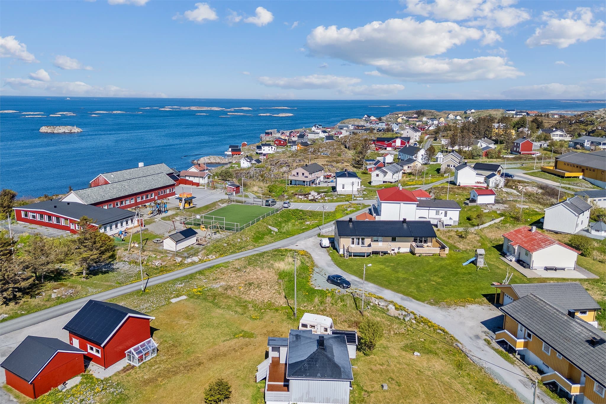 Eneboligen har en attraktiv beliggenhet i naturskjønne omgivelser på Mausund.
