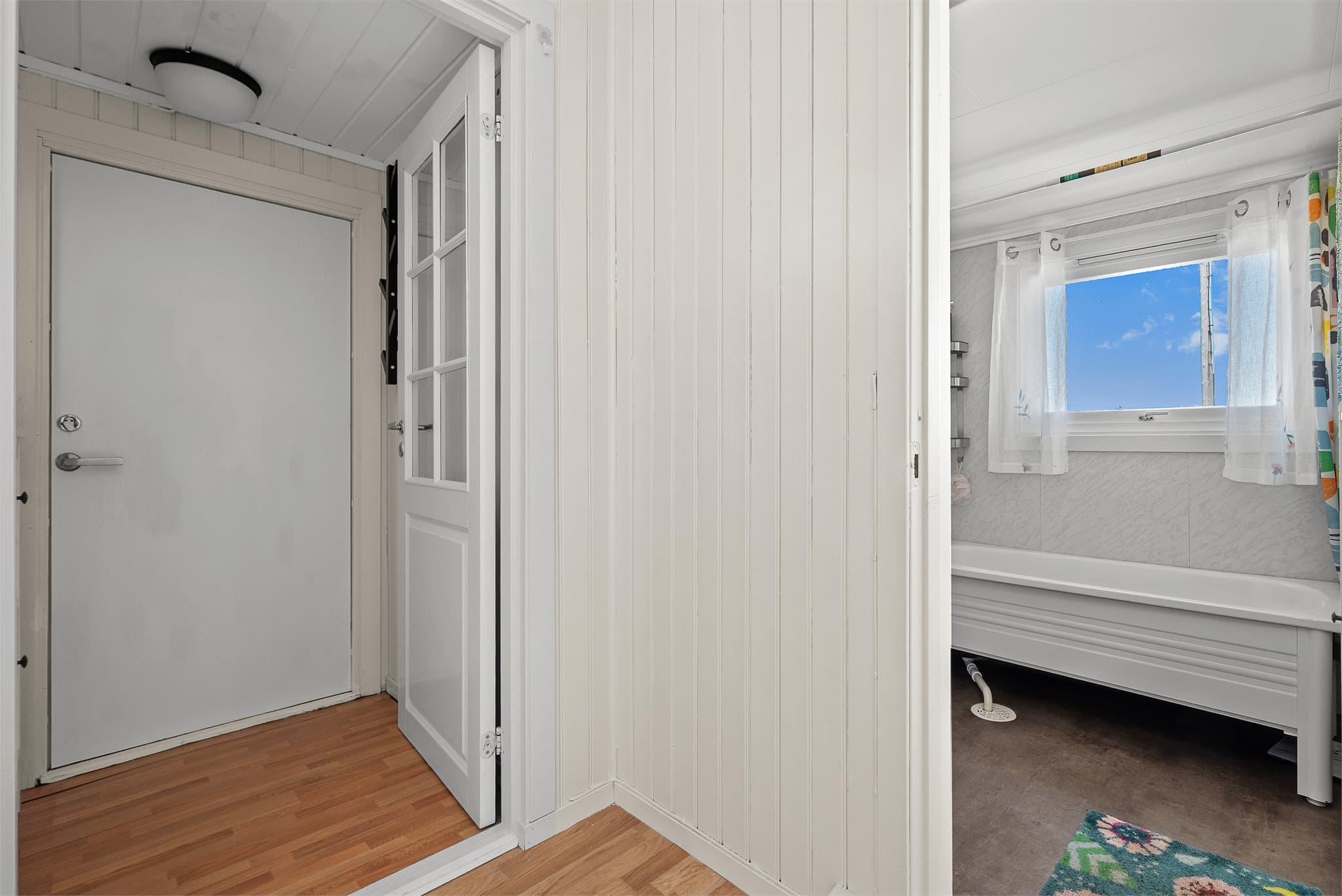 Boligen har en praktisk entré med plass til å henge fra seg yttertøyet.