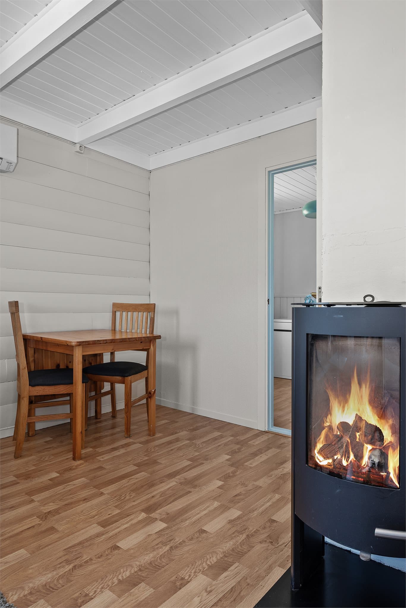 I stuen har du også plass til en mindre spisegruppe.