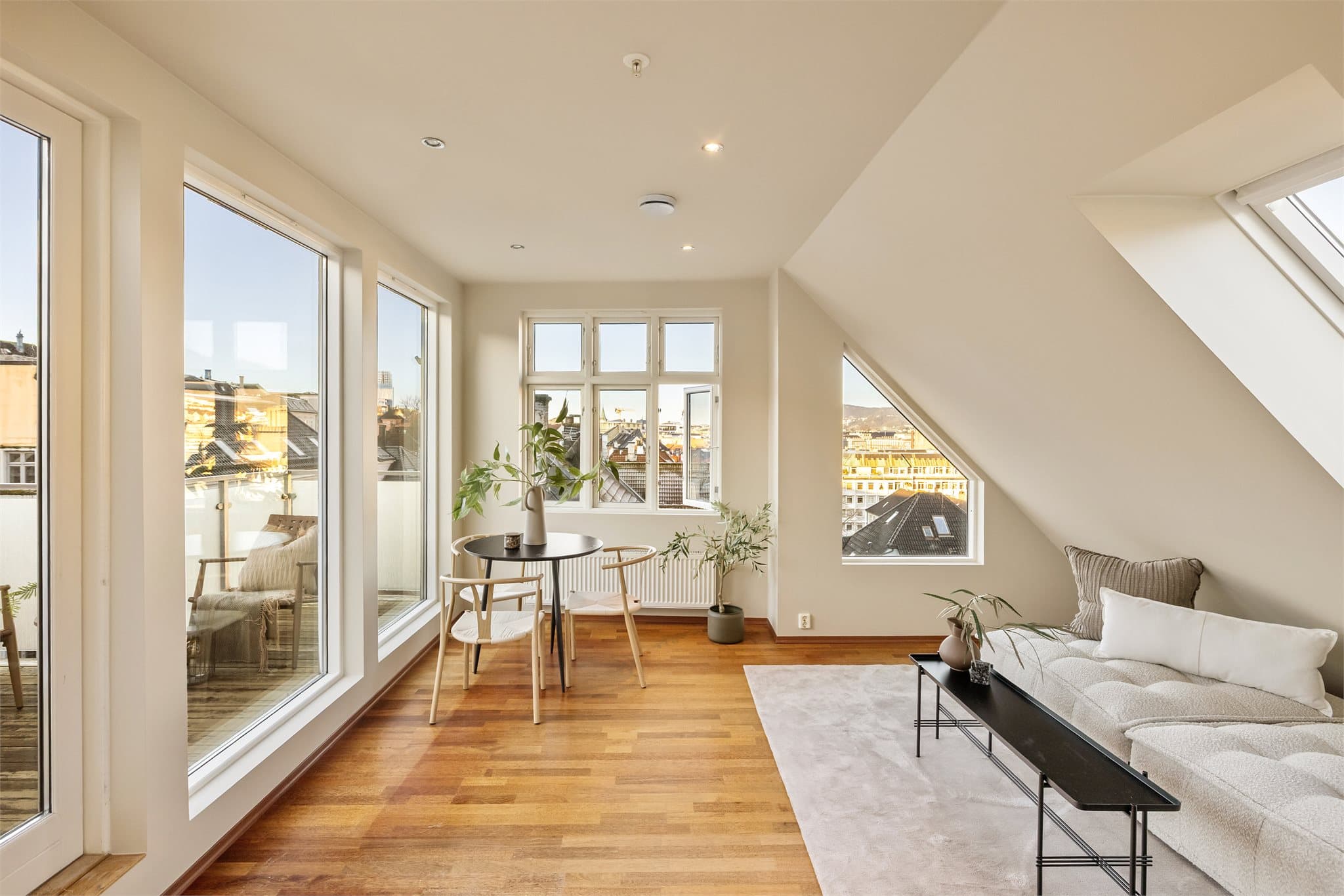 - Leiligheten har et innvendig BRA-i på 69m² og inneholder trapperom, stue/kjøkken, gang, bad, 2 sov og bod -