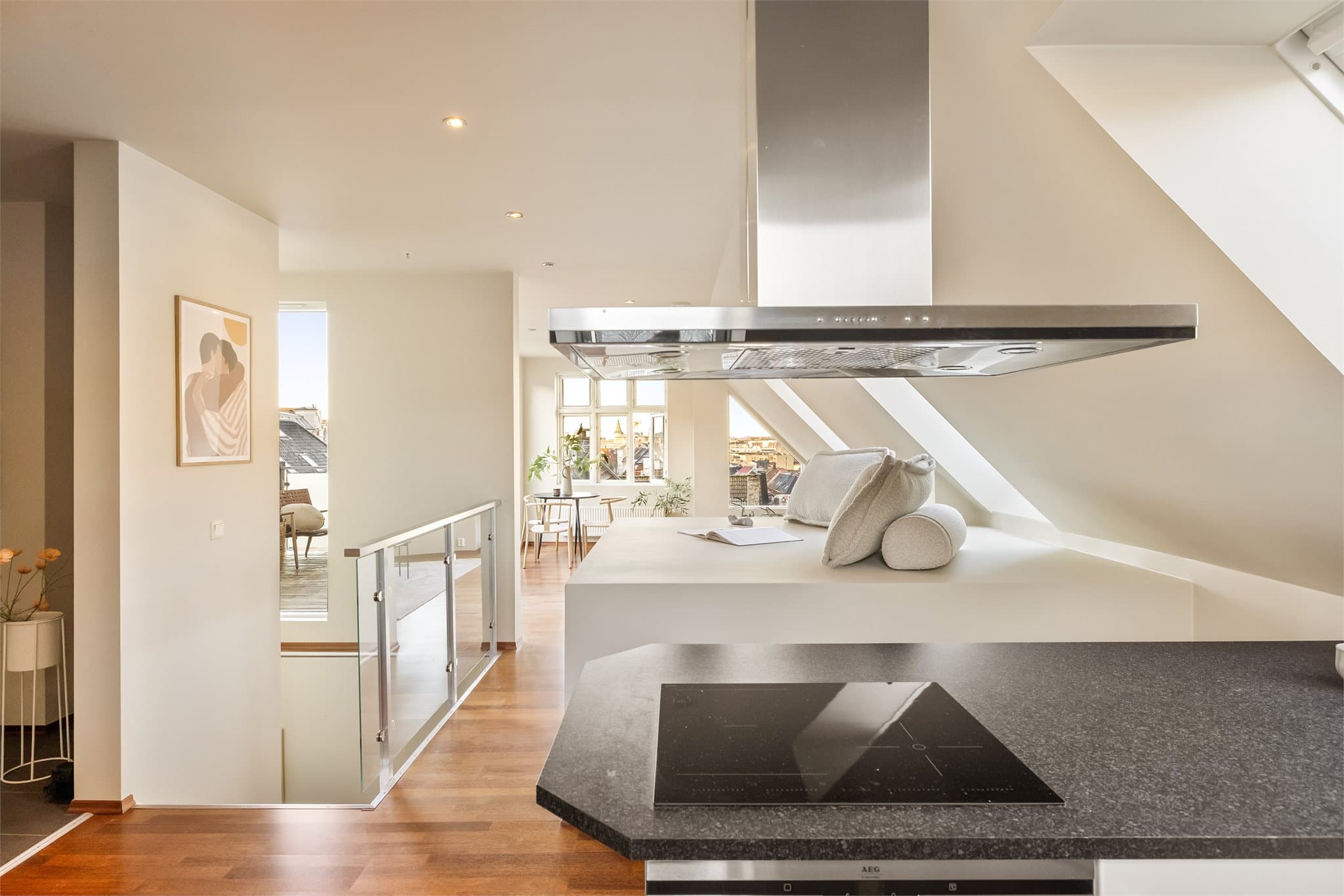 - Med åpen løsning oppleves hele rommet som en sosial sone, hvor du kan holde dialogen gående mens du disker opp til deilig middag -