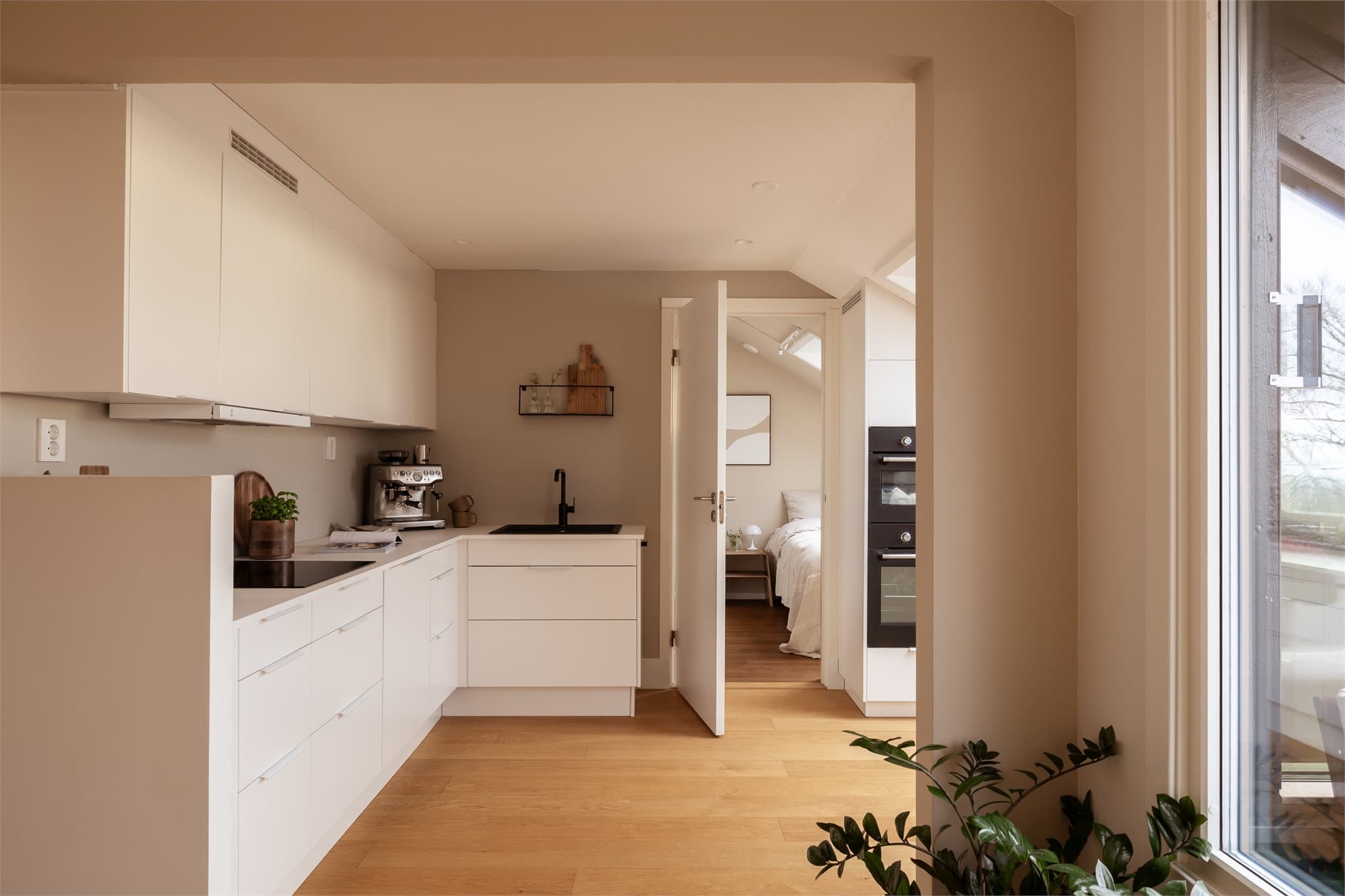 I delvis åpen løsning fra stuen ligger et lekkert kjøkken som sto nytt i 2020