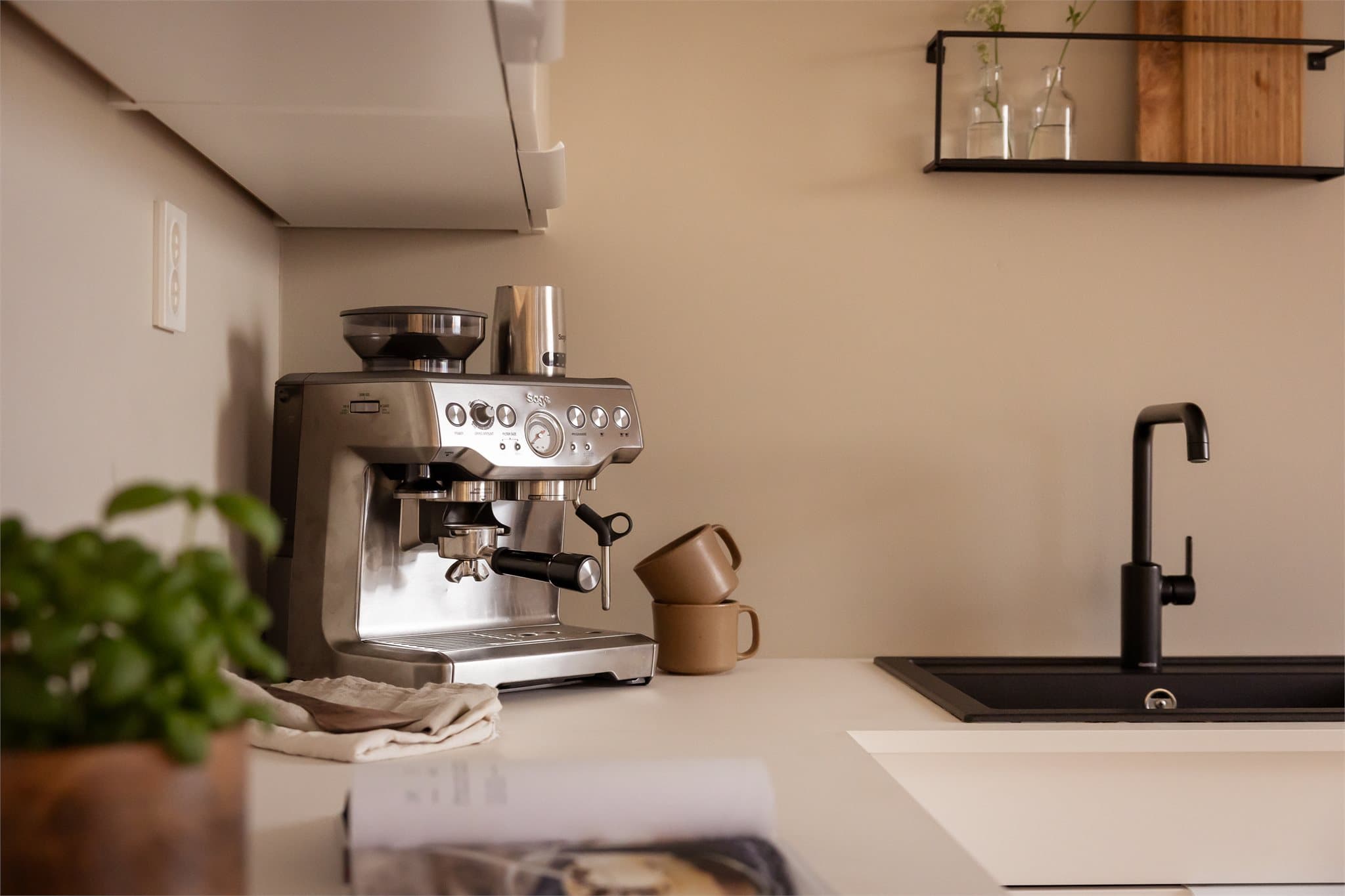 I forbindelse med oppgraderingen av kjøkkenet ble det lagt opp to nye kurser og fem punkter. Det foreligger samsvarserklæring. Det er også montert waterguard