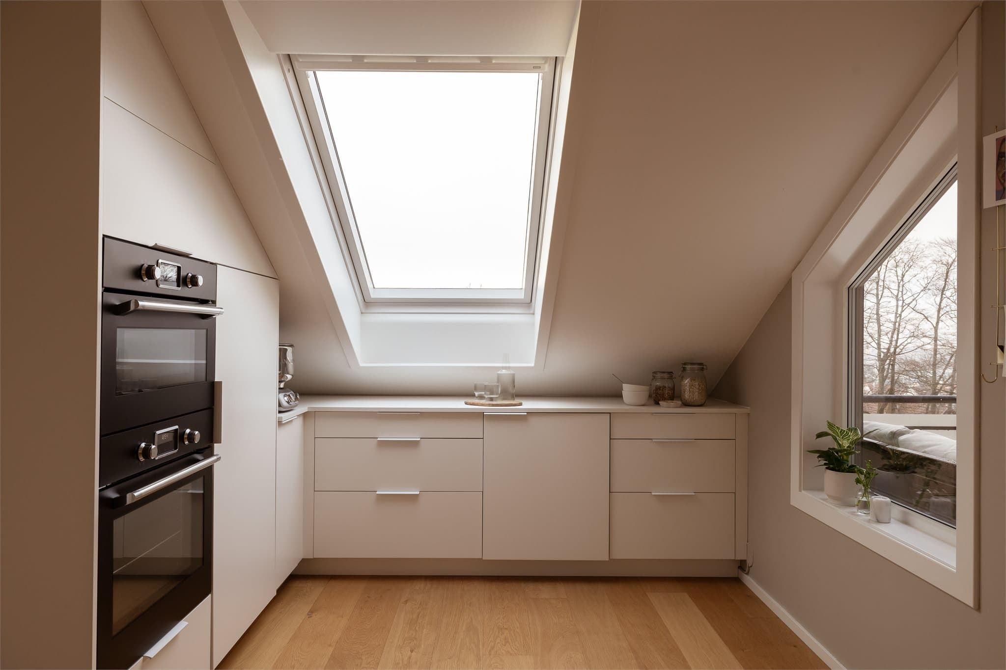 Kjøkkenet er stilrent og moderne og har gode skap- og benkeplassløsninger