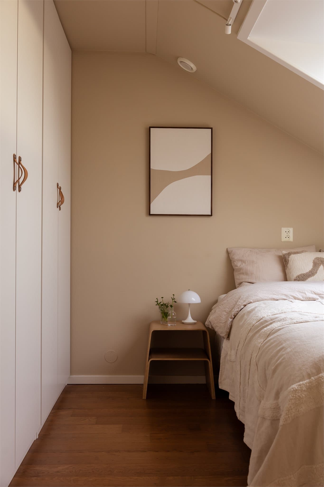 Overflater ble malt i 2020, og det er lagt nytt parkettgulv samme år