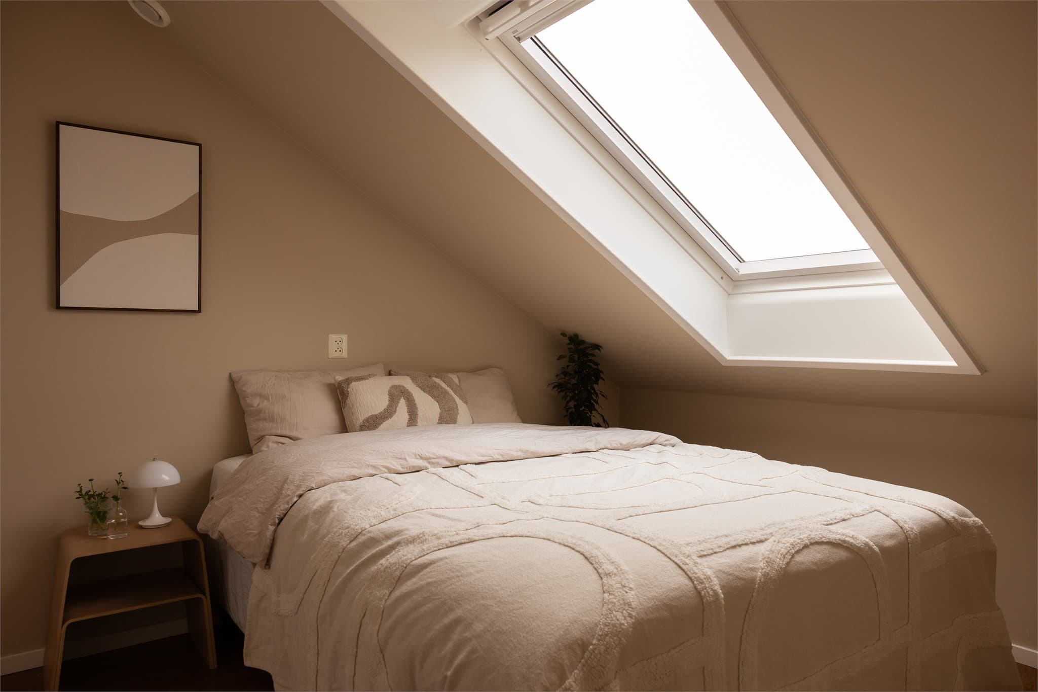 Hovedsoverom av god størrelse med plass til dobbeltseng og tilhørende møblement