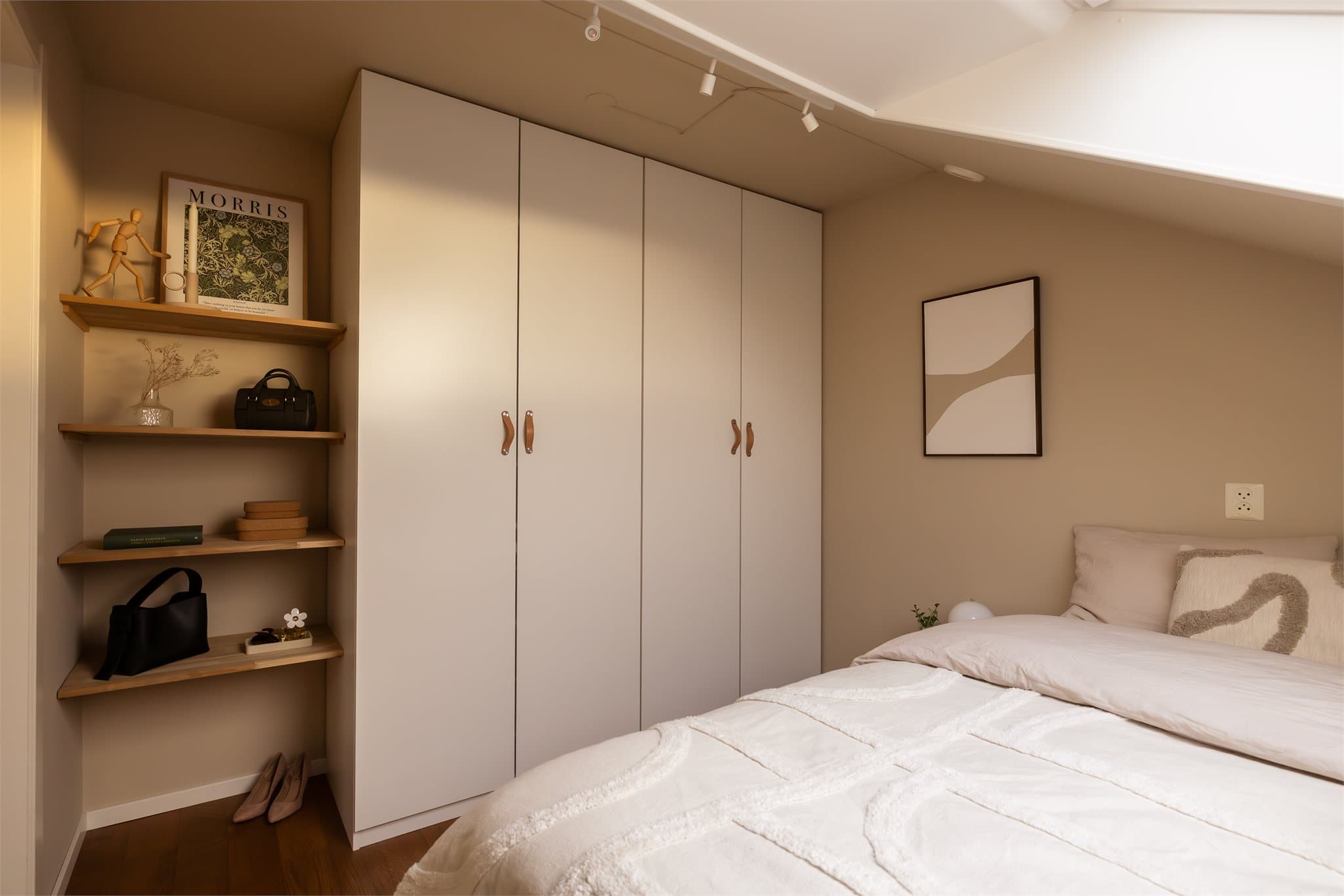 Godt med garderobeplass på soverommet