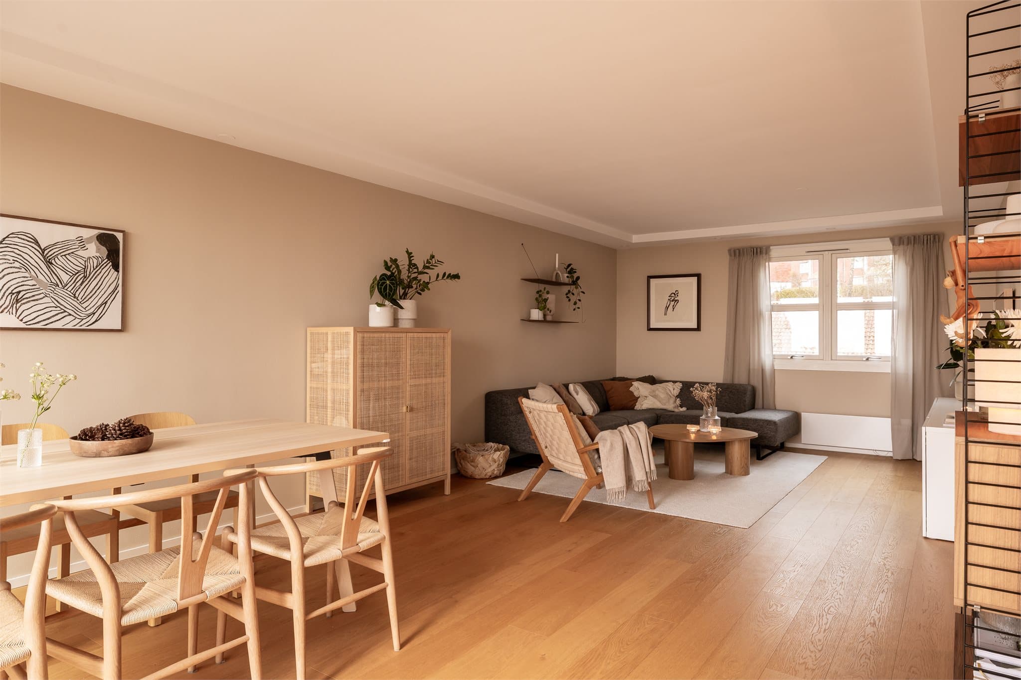 I stuen ble også overflatene malt i 2020, og belysningen er oppgradert med moderne LED-downlights