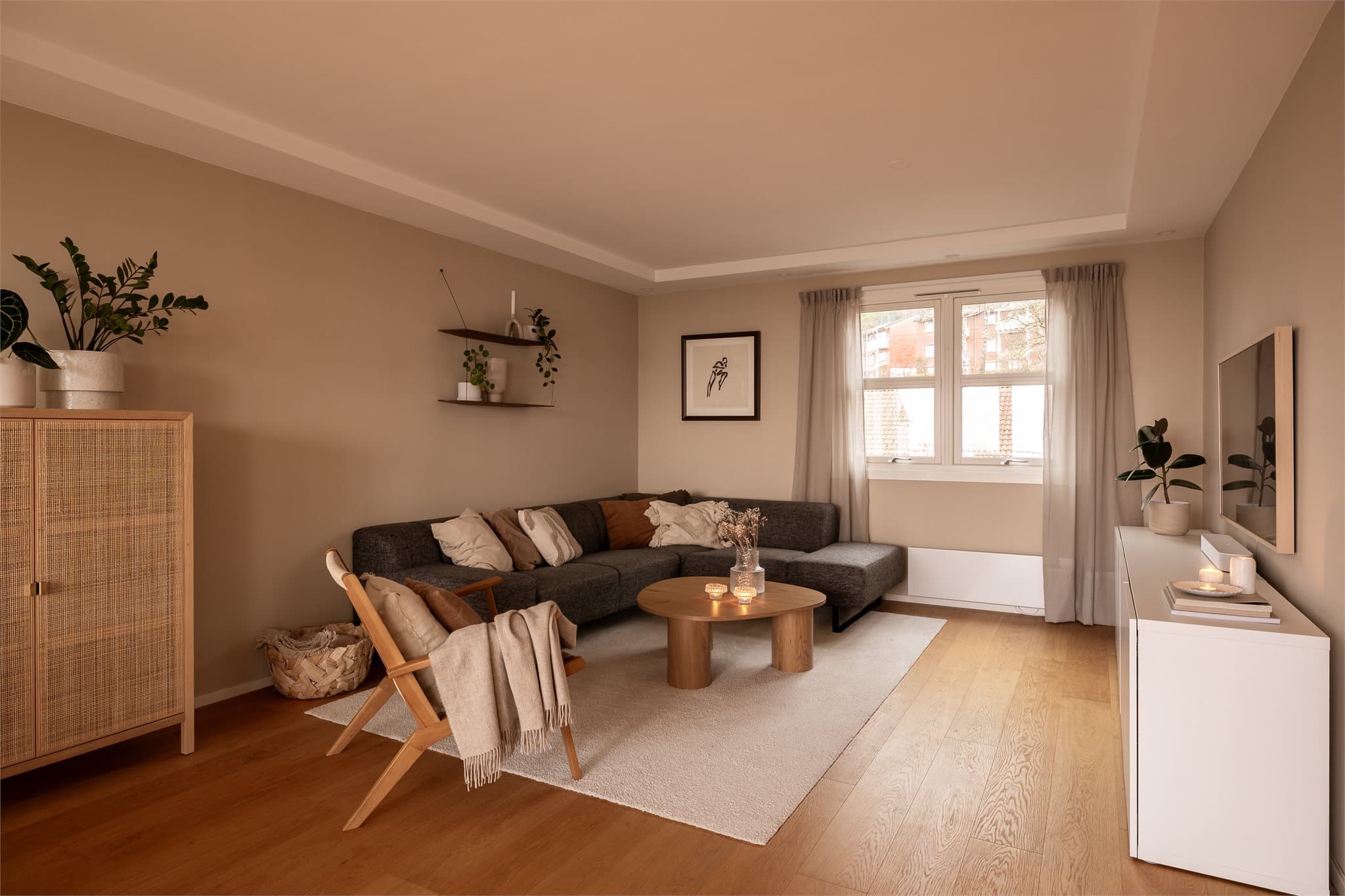 På gulvet i stuen er det en pen og velholdt enstavs eikeparkett