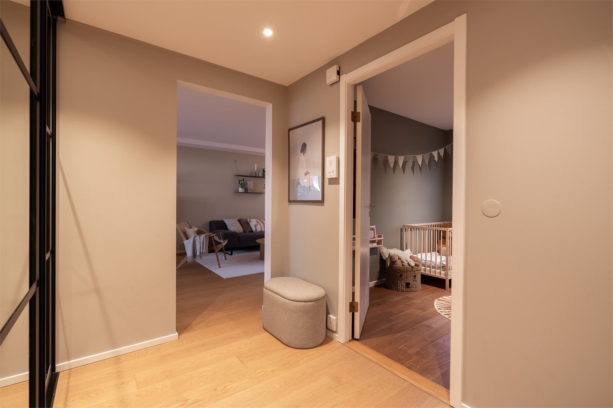 Entréen gir et ryddig og pent førsteinntrykk, og fungerer som et naturlig bindeledd mellom boligens ulike rom