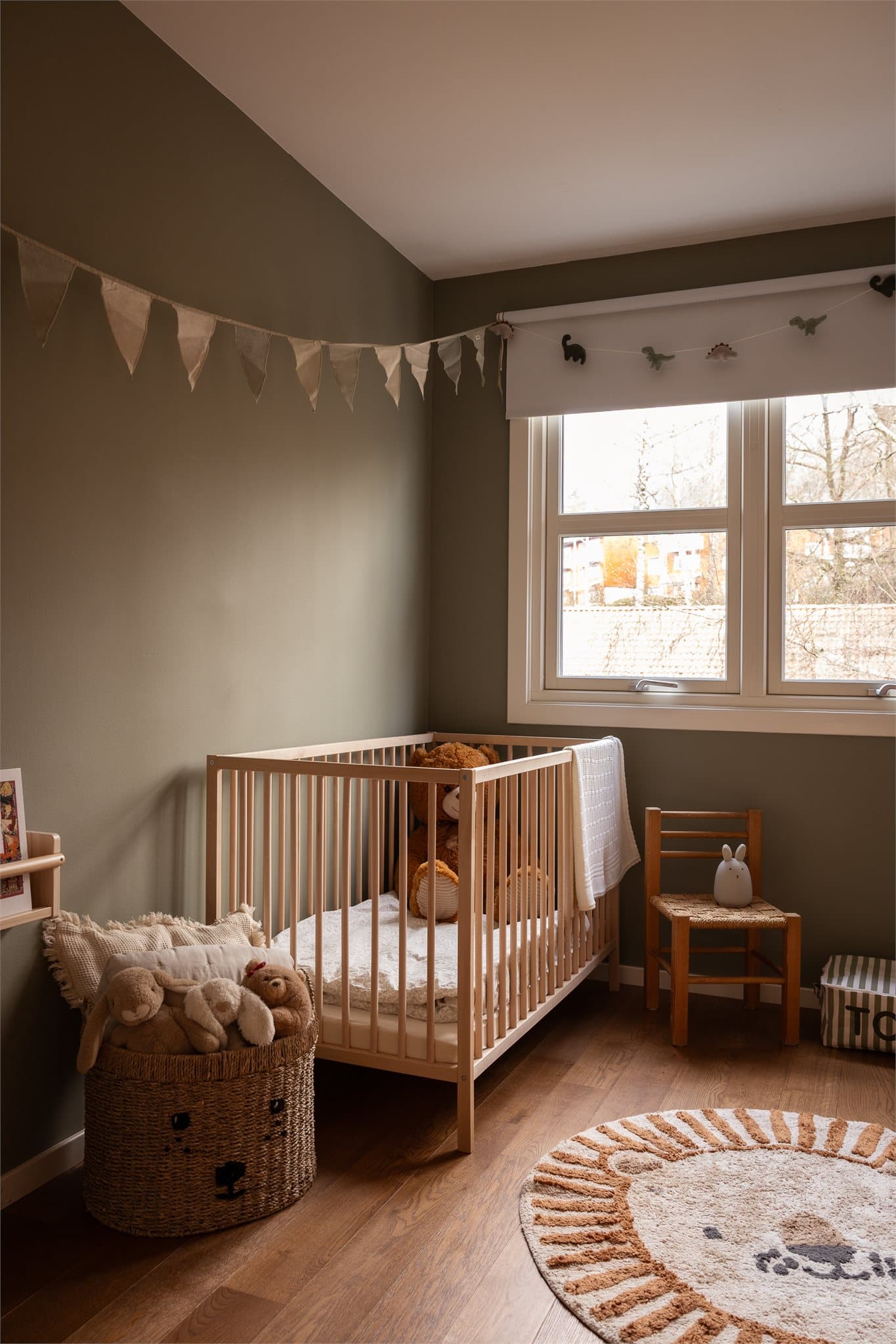 Også her ble overflater malt og nytt parkettgulv lagt i 2020, noe som gir et helhetlig og pent uttrykk