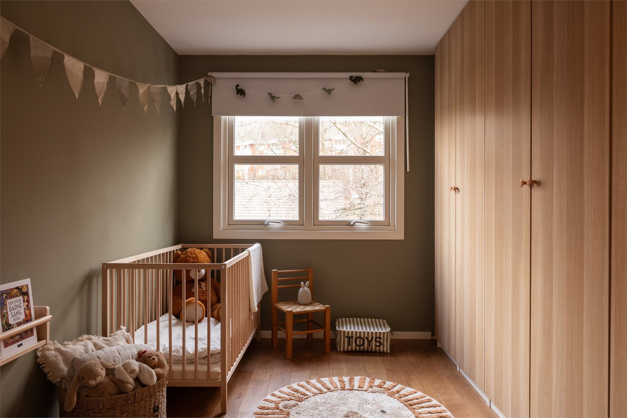 Soverom 2 egner seg godt som barnerom, gjesterom eller hjemmekontor