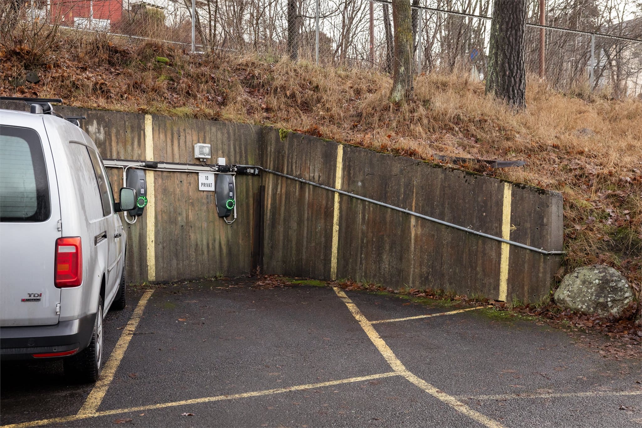 Biloppstillingsplass nr. 10 medfølger leiligheten. Det er montert elbillader på plassen