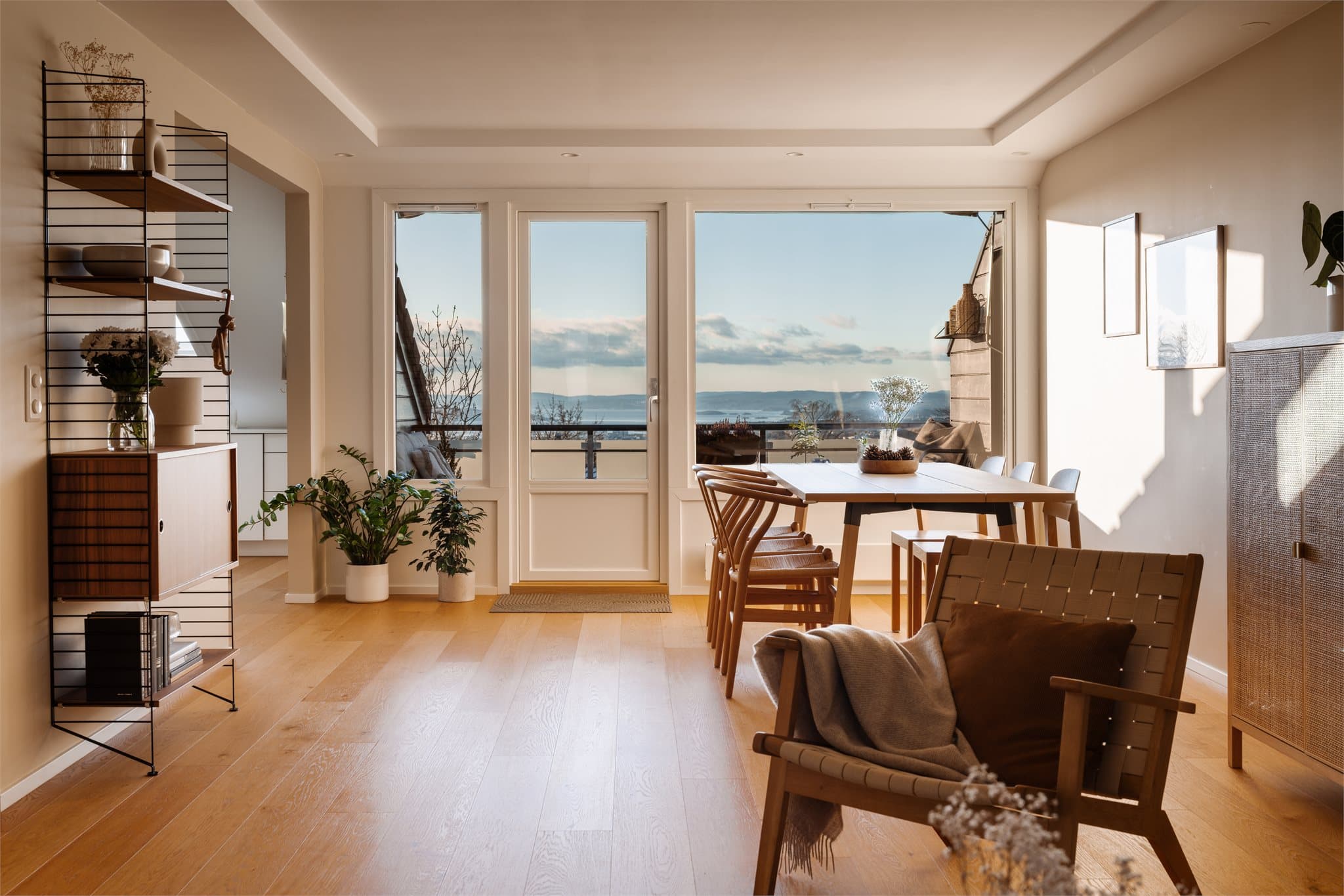 I stuen er det plass til å innrede med stort spisebord hvor du har fantastisk utsikt