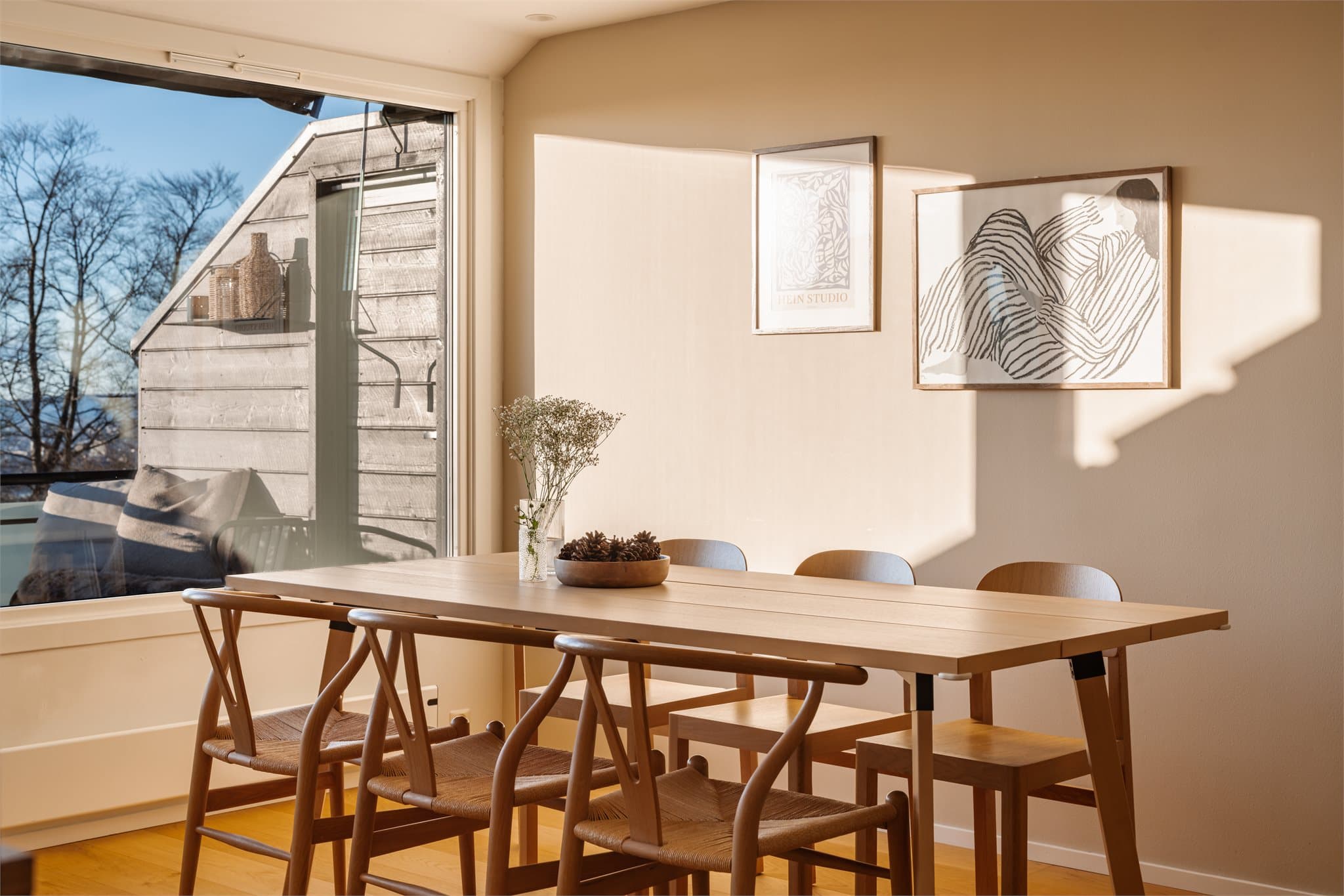 En sjelden mulighet i et av Oslos mest ettertraktede boligområder! Her bor du høyt og fritt til i et veletablert og fredelig nabolag på Grefsen, omgitt av grønne omgivelser, flott utsikt og kort vei til alt du ellers trenger i hverdagen