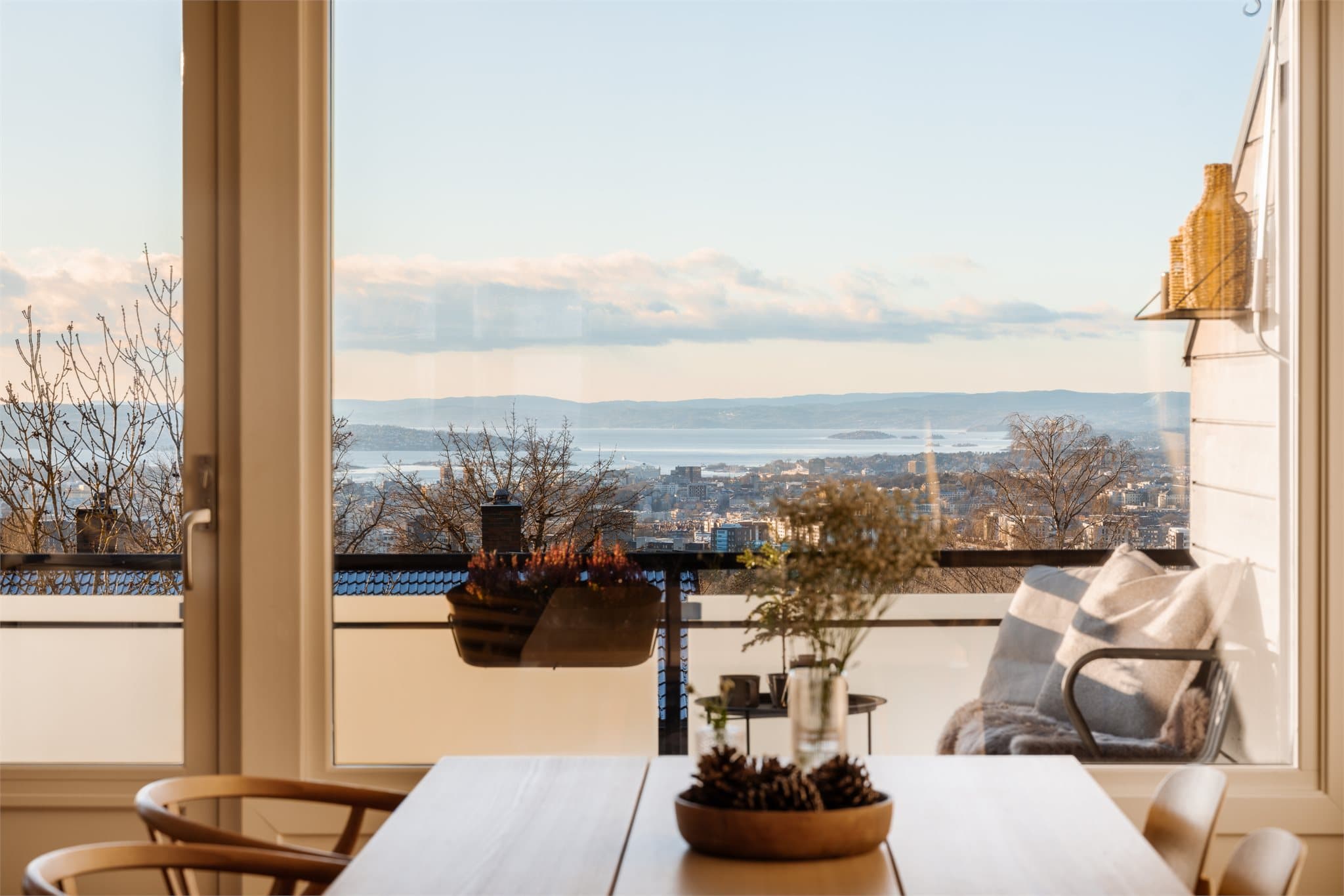 Dette er en lekker og gjennomgående toppleilighet med marka for dine føtter