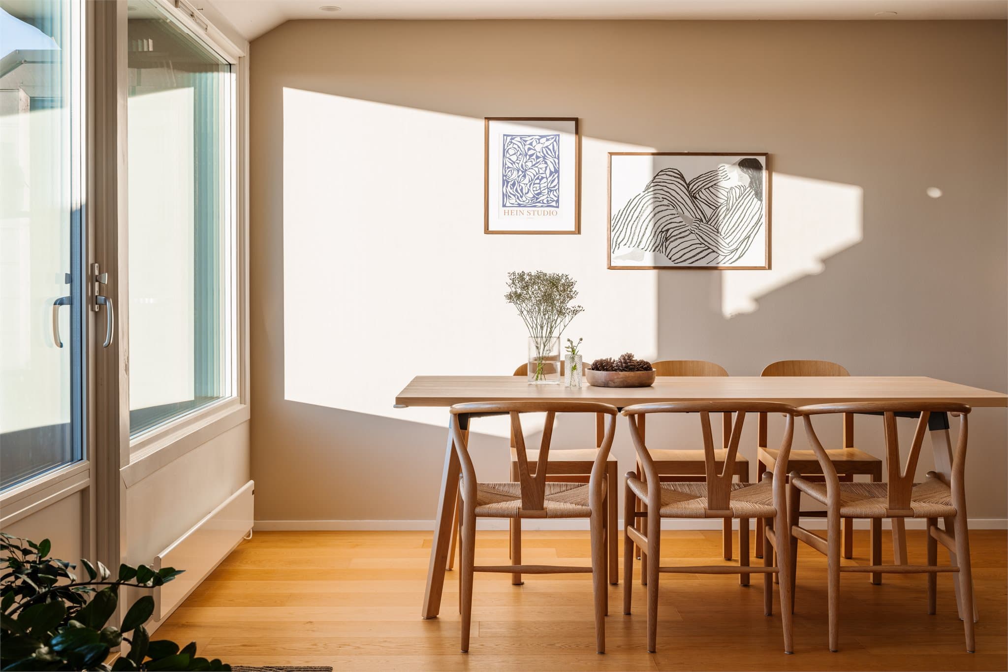 Fantastisk lysinnslipp i leiligheten fra store vindusflater