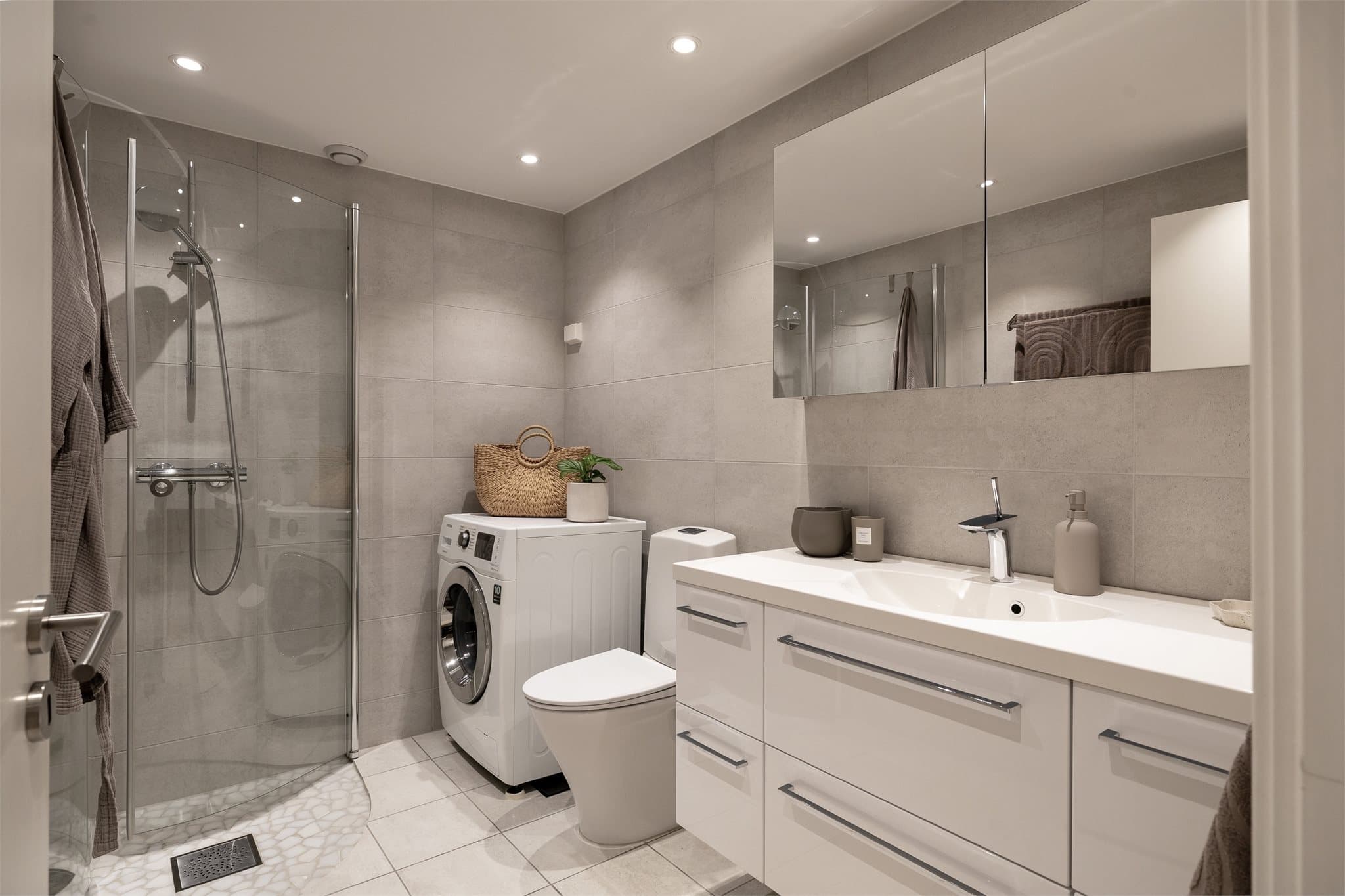 Delikat bad modernisert i 2019 med nye fliser, baderomsinnredning og dusjhjørne. Opplegg for vaskemaskin