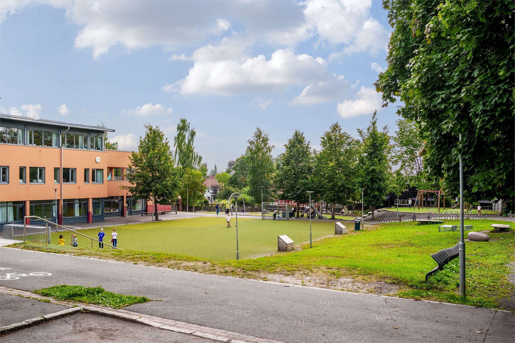 Disen skole ligger en kort gåtur fra leiligheten