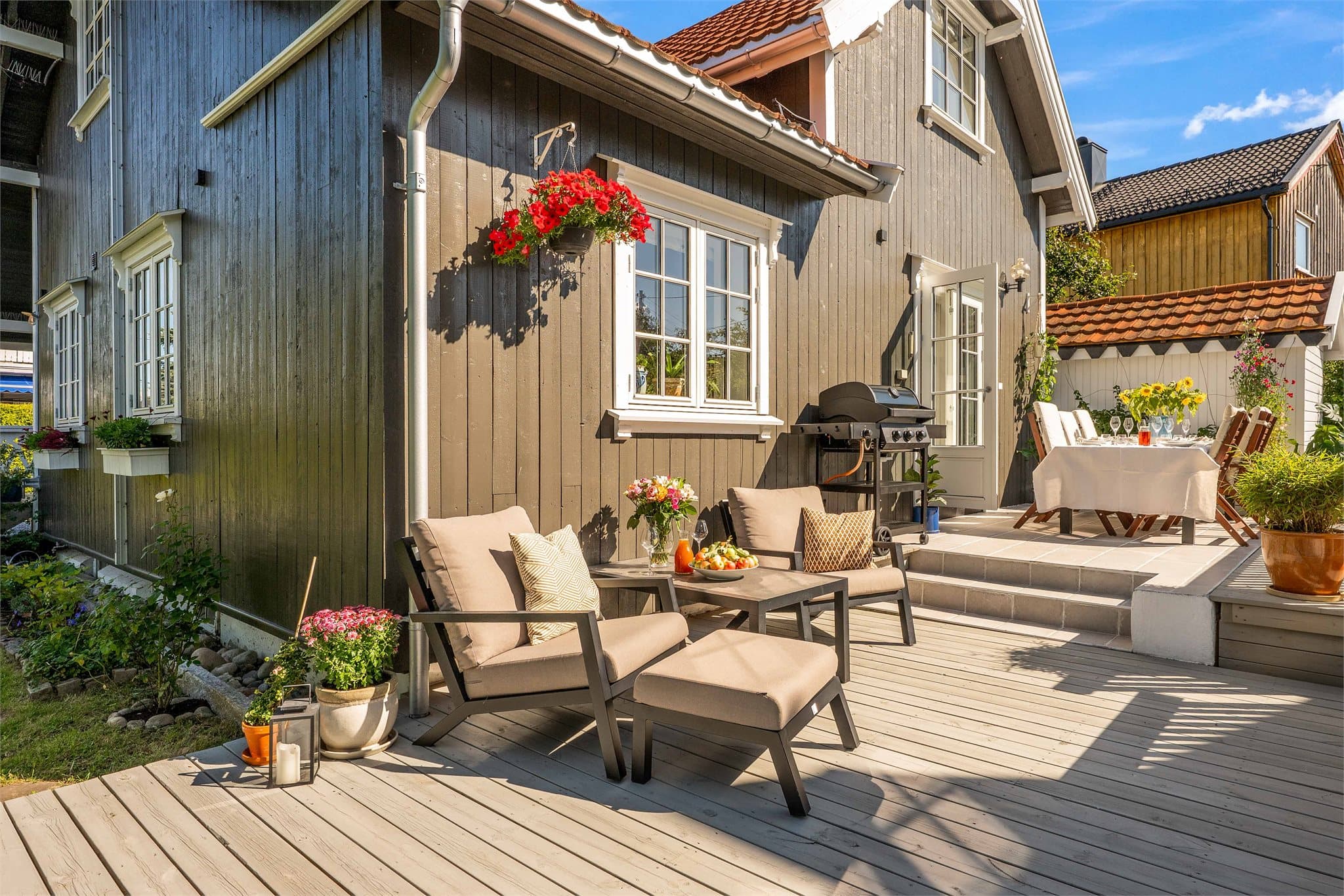 Utgang fra stue til terrasse i tre og betong, på til sammen 29,7 kvm.