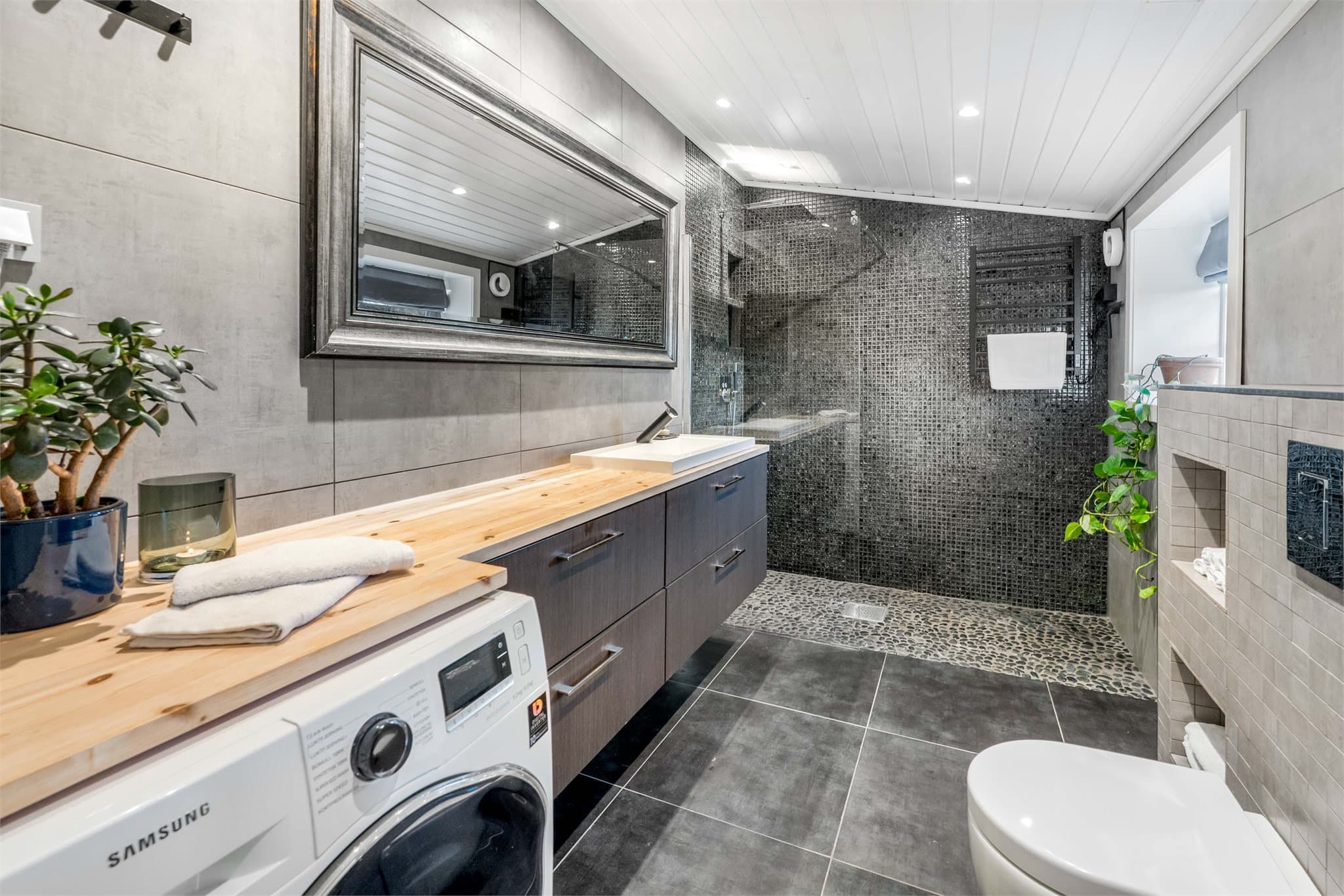 Lekkert og delikat baderom fra 2015, pusset opp av tidligere eier.