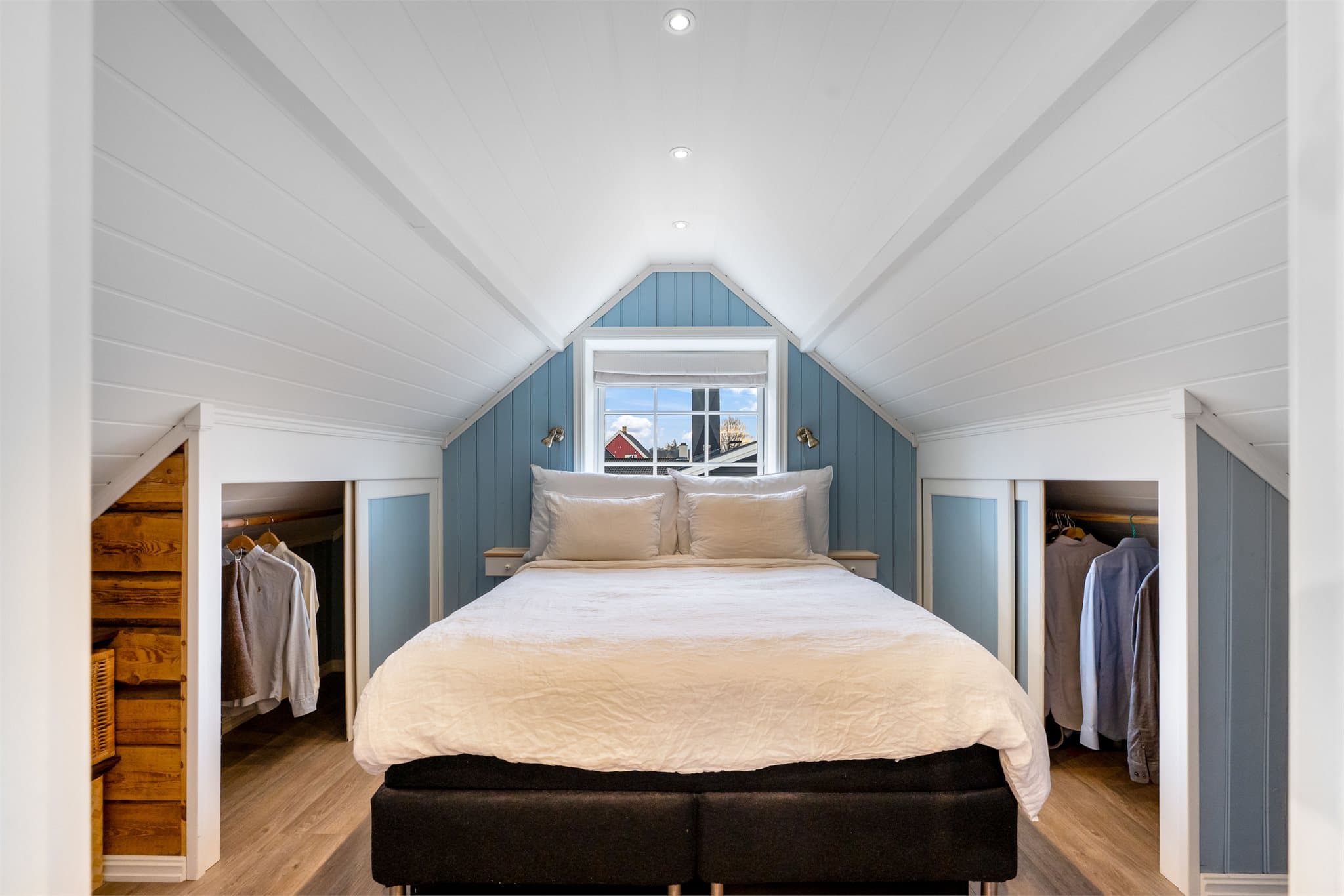 Boligen har to gode soverom. Hovedsoverommet har plass til dobbeltseng.