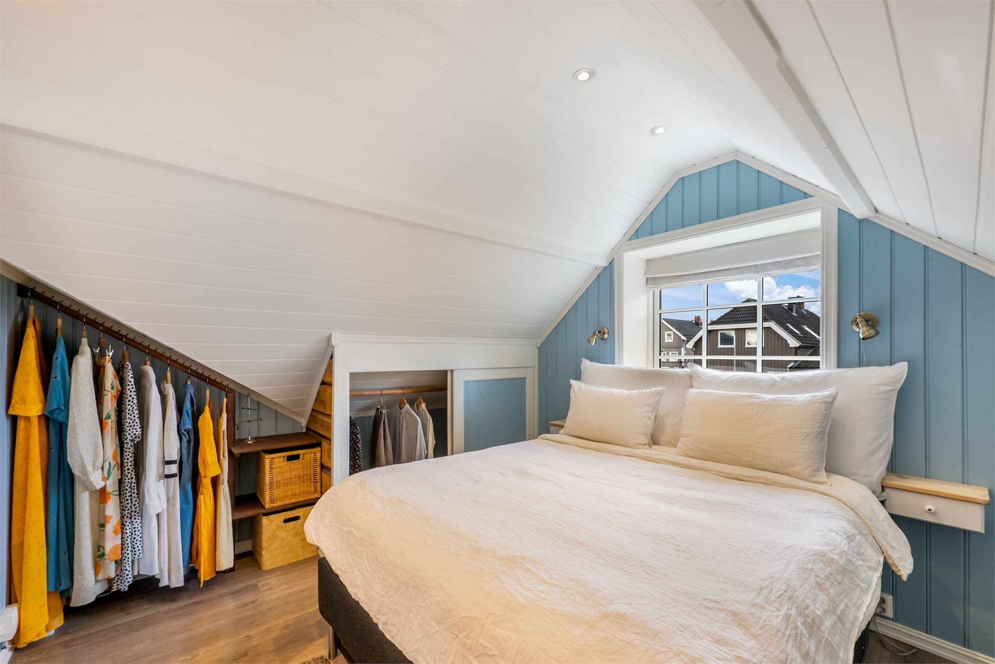 Rommet har plassbygde garderobeskap på hver side, noe som gir godt med klesoppbevaring.