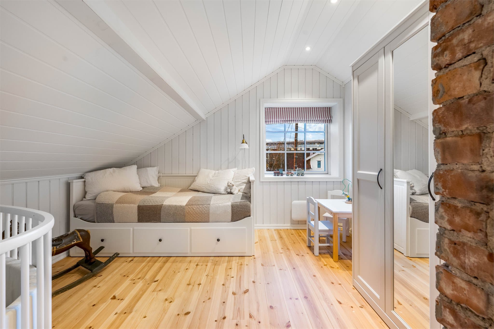 Soverom 2 er et perfekt barnerom, gjesterom, kontor eller hobbyrom.