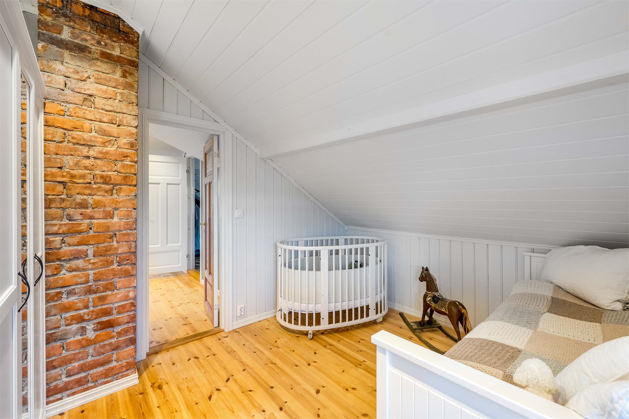 Dette rommet er innredet med garderobeskap.