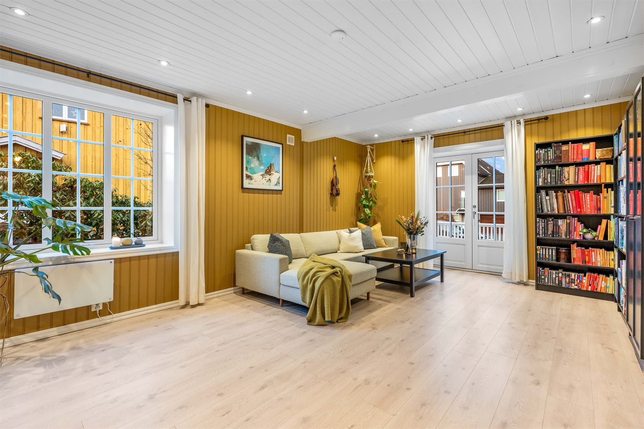 Hyggelig stue med plass til sofagruppe og tilhørende møblement.