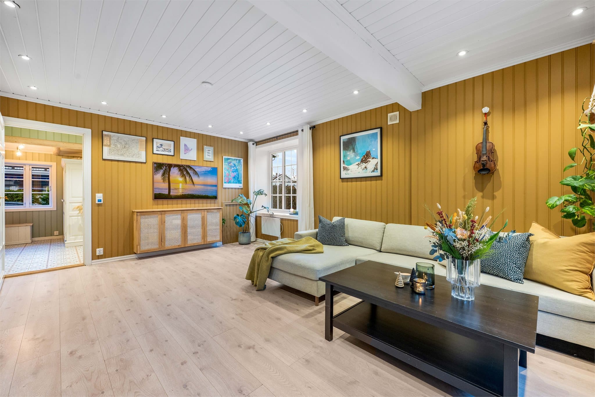 I 2020 ble overflatene i stuen malt.