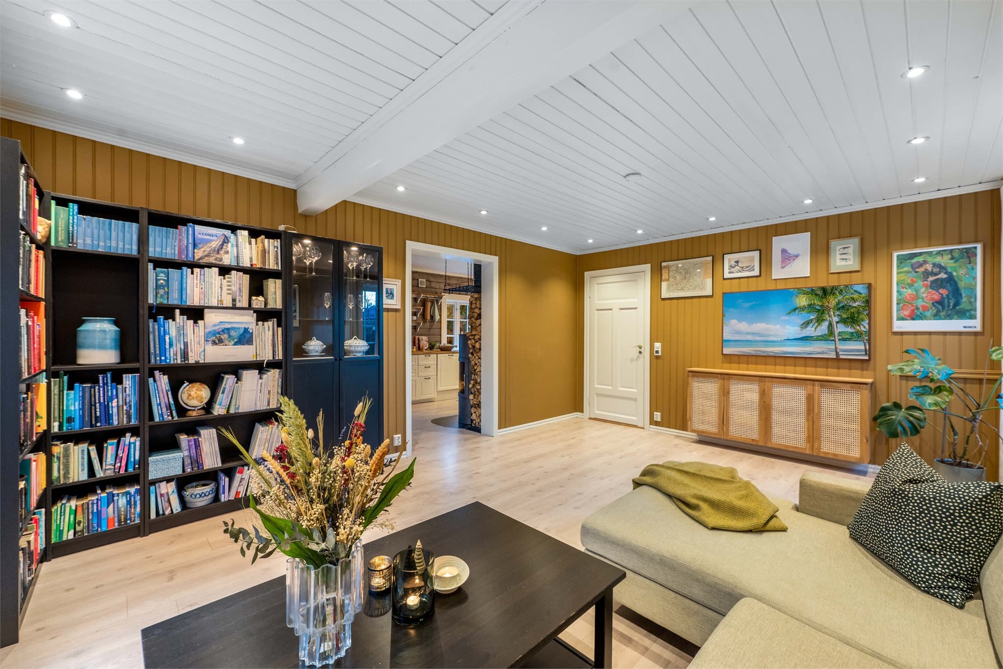 Fra stuen er det utgang til en stor terrasse på ca. 29,7 kvm med plass til flere sittegrupper, grill og beplantning.