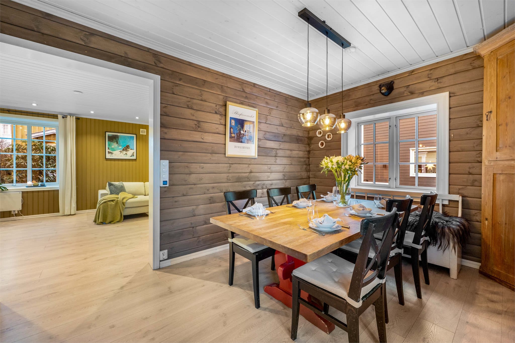 På kjøkkenet er et plass til egen spisegruppe.