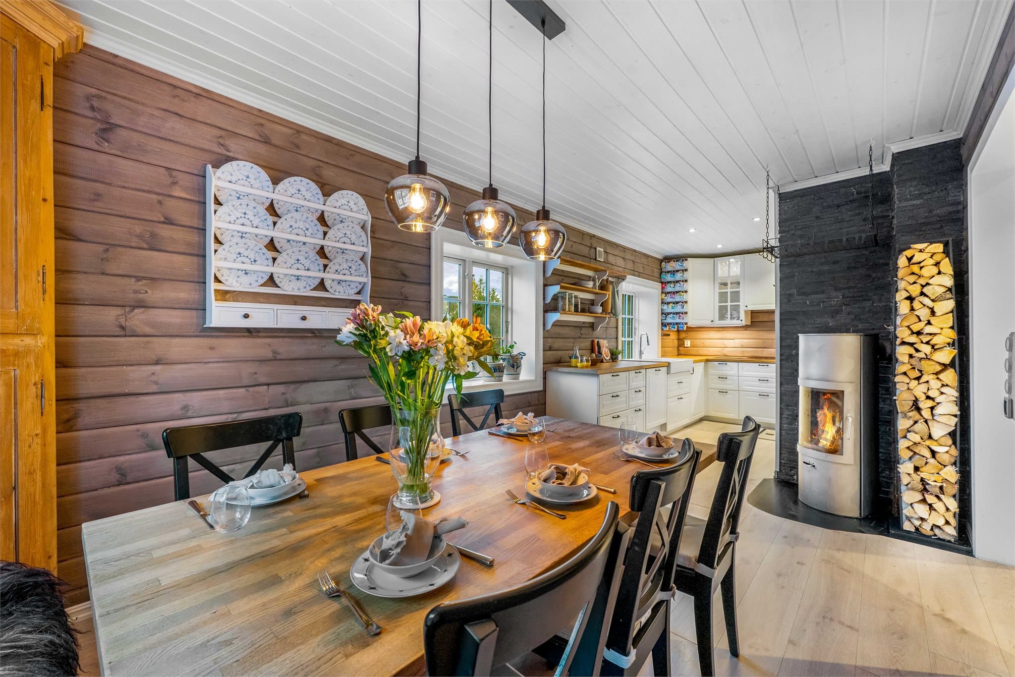 Det er frittstående peisovn på kjøkkenet.