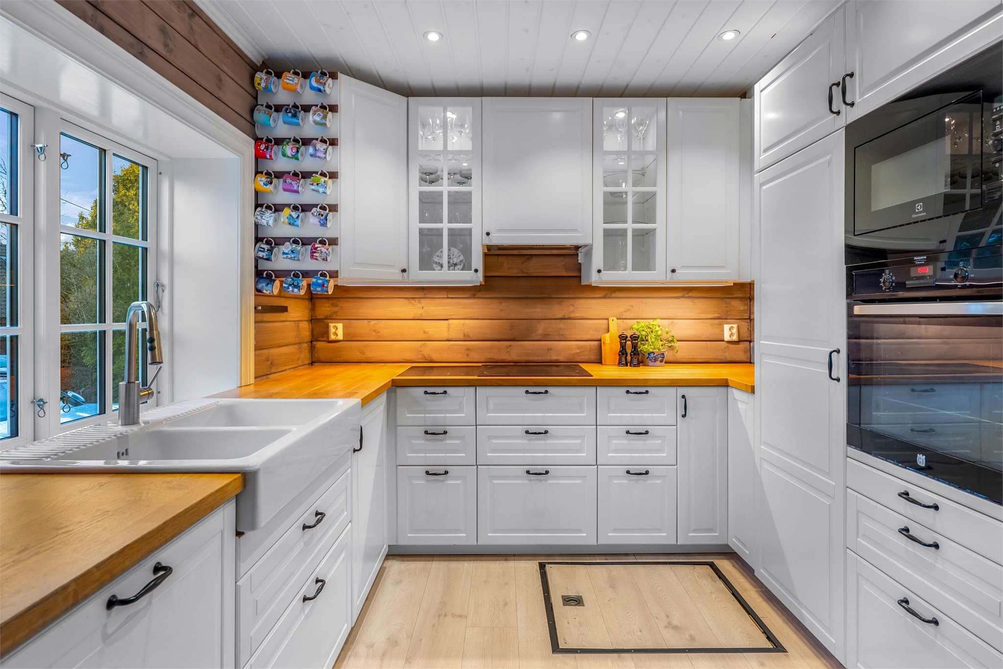 Herskapelig og pen kjøkkeninnredning fra 2016, som tilbyr godt med både skap- og benkeplass.