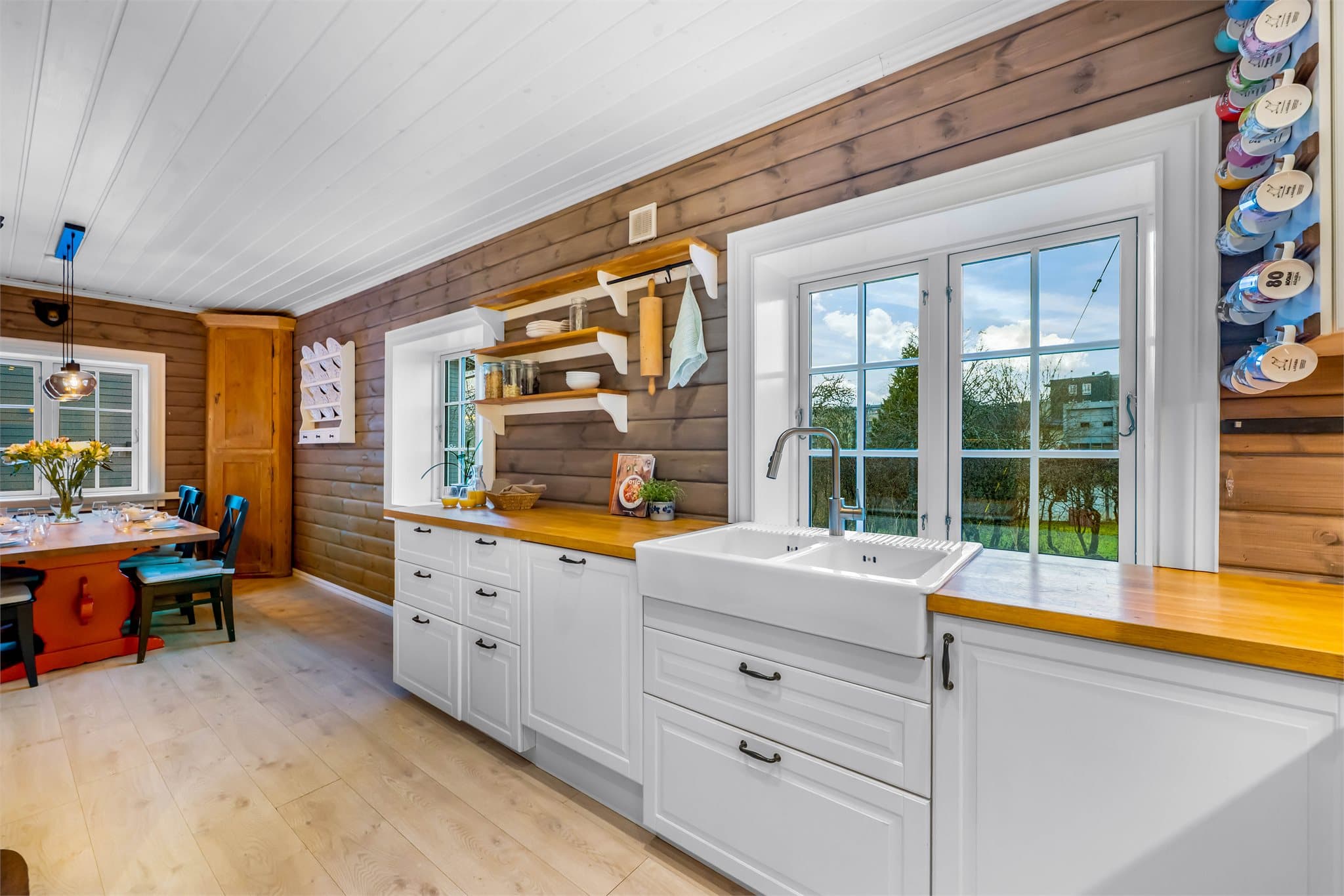 Kjøkkenet integrert oppvaskmaskin, uttrekkbar kran, platetopp, stekeovn, mikrobølgeovn og integrert kjøl/fryseskap.