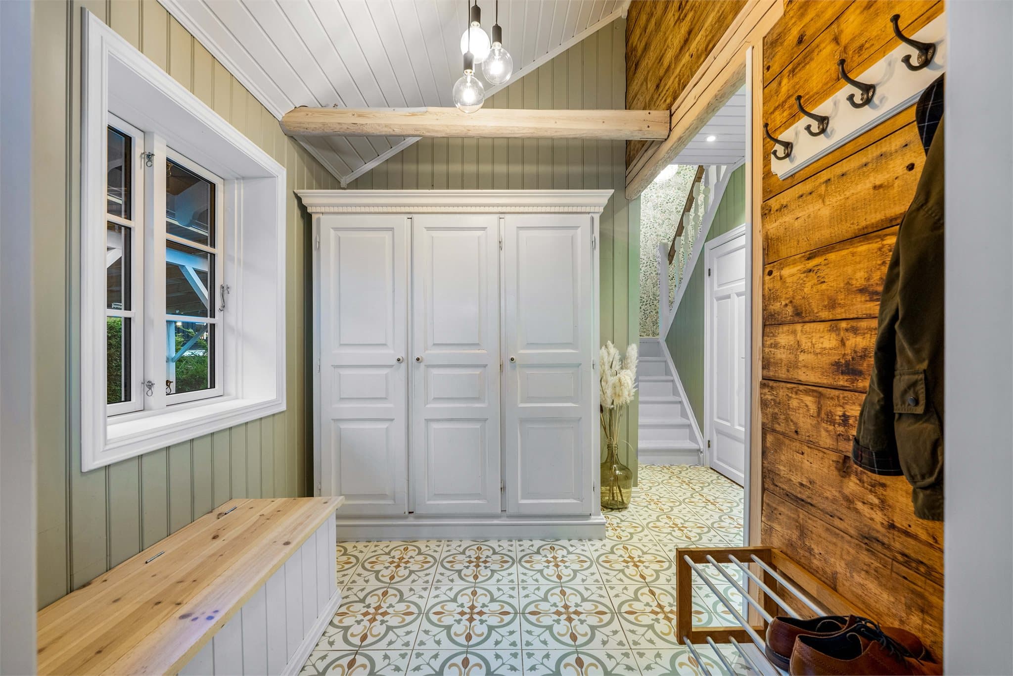 Du ønskes velkommen inn av en hyggelig entrè. Det er montert garderobeskap som sørger for godt med oppbevaringsplass.