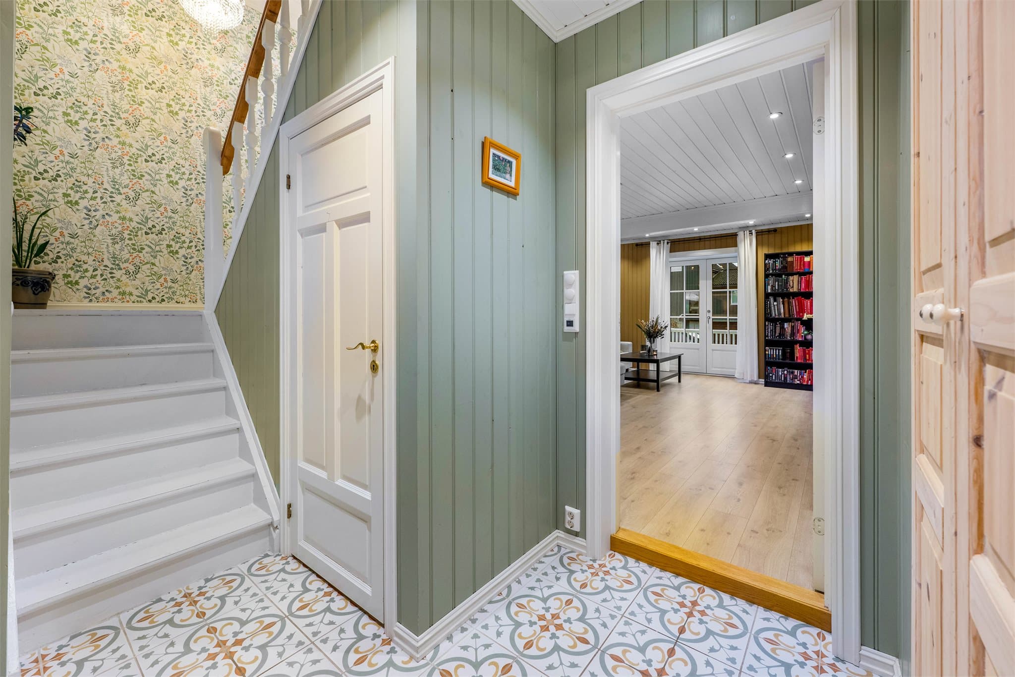 Fra entreen er det adkomst til et praktisk toalettrom.