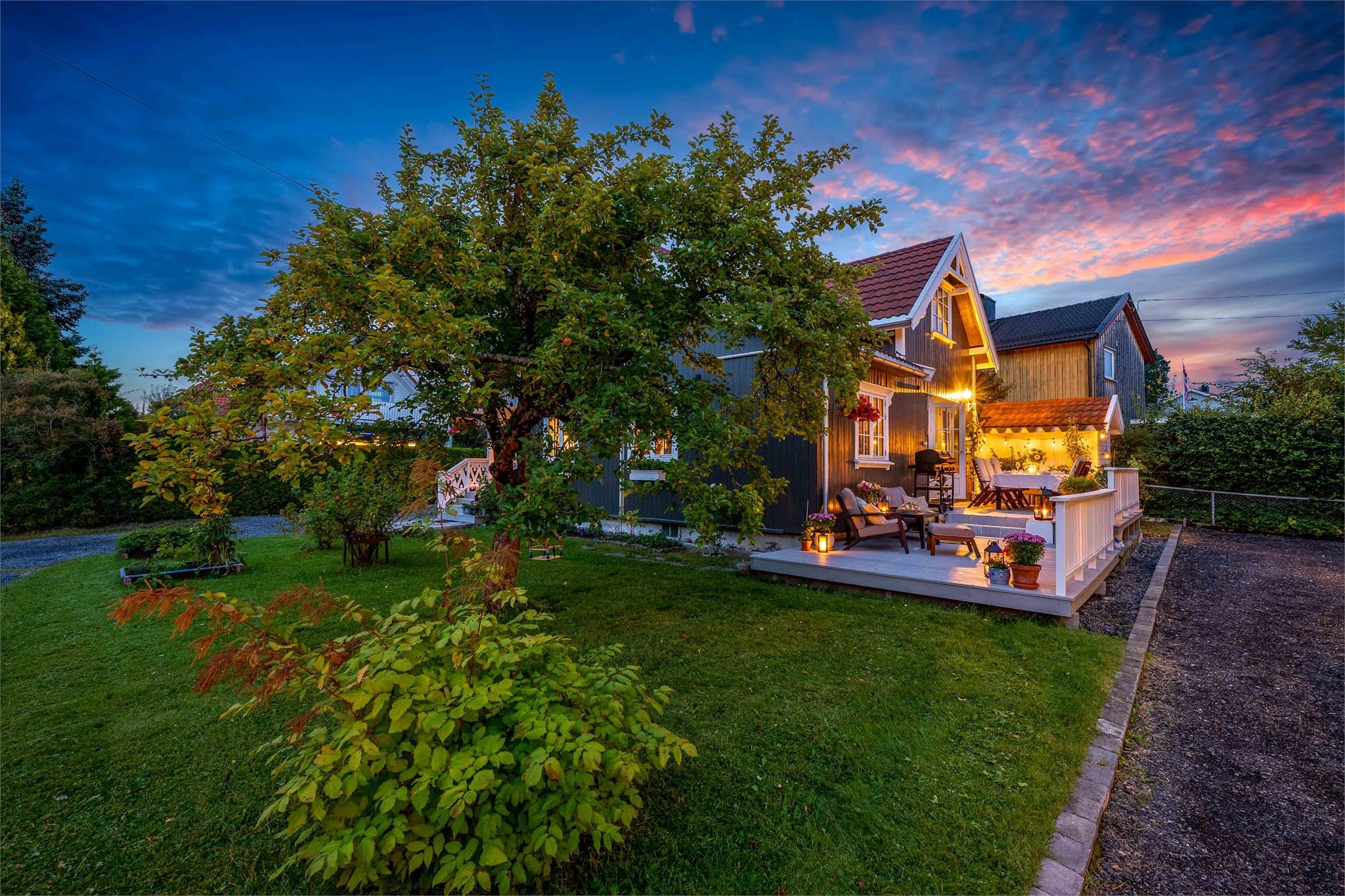 Her bor du tilbaketrukket, men samtidig sentralt på Strømmen. Du har gangavstand til alt du trenger i hverdagen - buss, tog, skoler, barnehager og sentrum med Strømmen Storsenter i spissen.